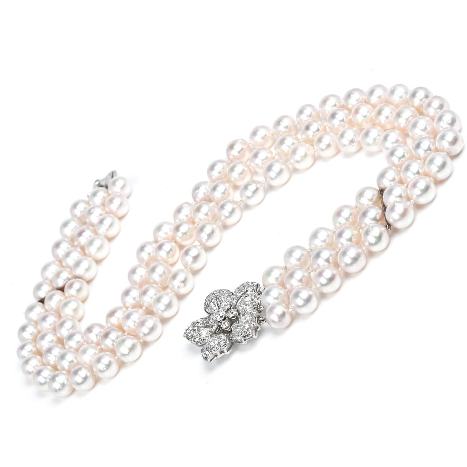 Als Ergänzung zu Ihrer Diamanten- und Perlenkollektion ist diese Halskette das Upgrade, das Ihren Stil auf die nächste Stufe hebt. 

Ein dreifacher Strang echter japanischer Akoya-Perlen, hochglänzend, mit rosa Untertönen, 9 mm groß.

Das Zentrum