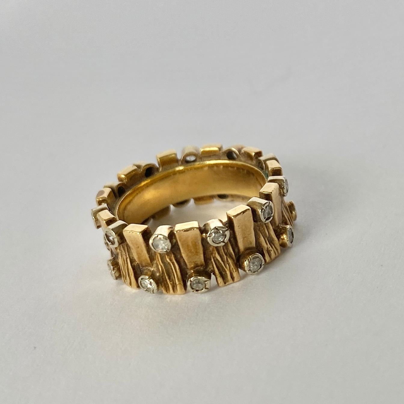 Dieses strukturierte Band aus 18 Karat Gold enthält 22 Diamanten von insgesamt 45 Karat. Die Steine sind in einfachen Platinfassungen gefasst. 

Ringgröße: H 1/2 oder 4 
Bandbreite: 7mm

Gewicht: 7,7 g