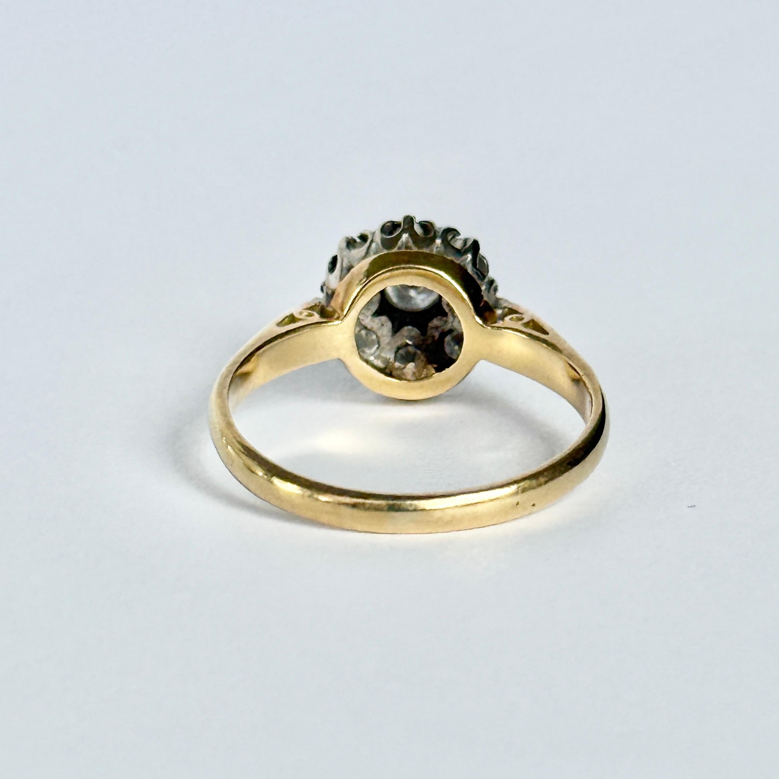 Vintage Diamond and 18 Carat Gold Cluster Ring For Sale 1