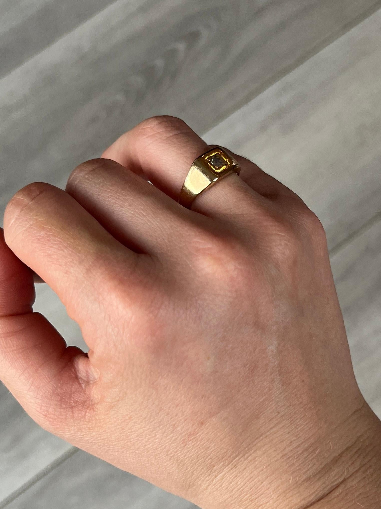 Das Design dieses Rings ist fabelhaft! In der Mitte der Hauptplatte befindet sich ein 10pt-Diamant in einer Sternfassung. Vollständig gestempelt, London 1930. Modell aus 18 Karat Gold. 

Ring Größe: N oder 6 3/4
Abmessungen der Oberfläche:8x9mm