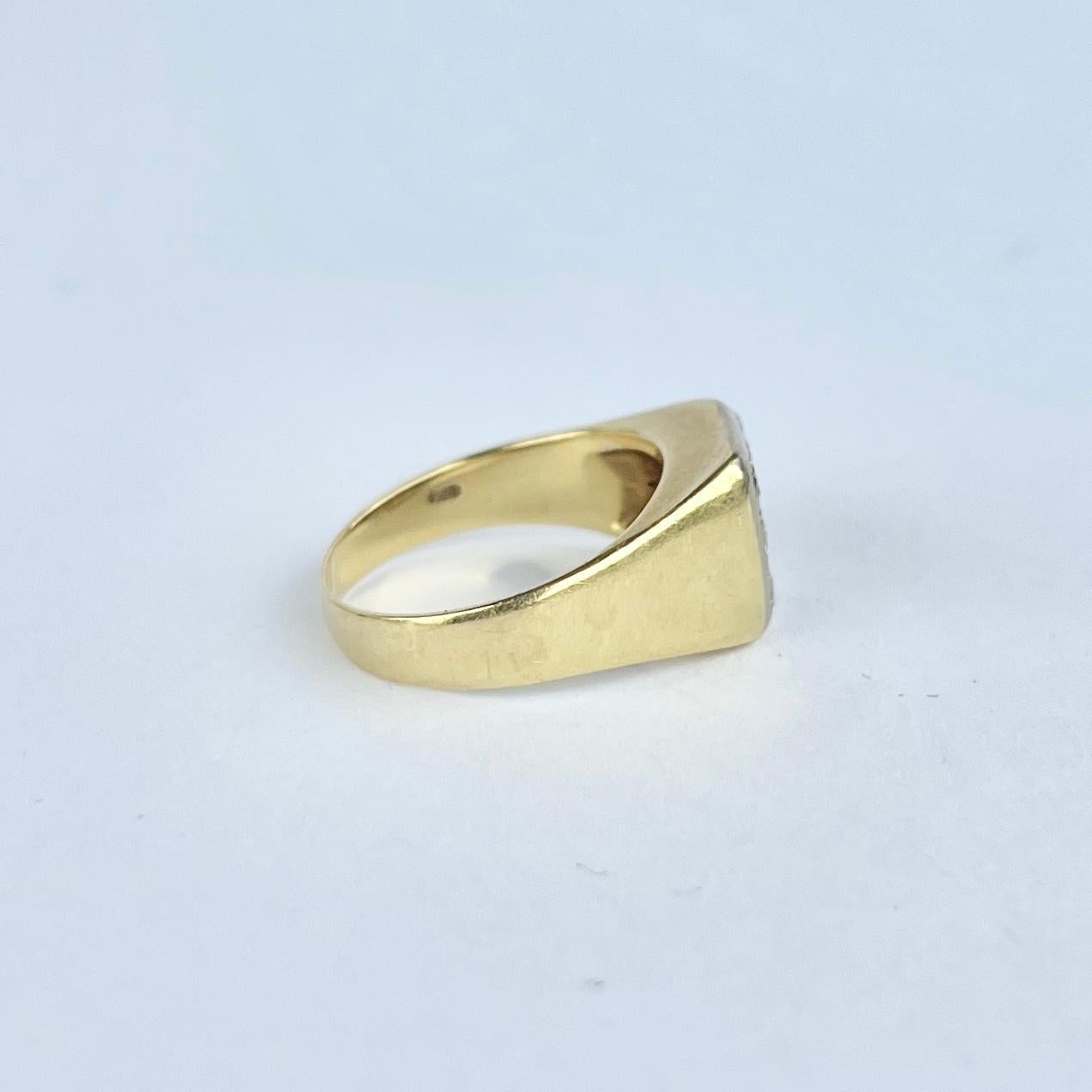 Il design di questo anello è favoloso! Il totale dei diamanti della parte anteriore dell'anello è di 39pts. Modellato in oro 18 carati. 

Misura dell'anello: J 1/2 o 5
Dimensioni della faccia: 9x9mm 

Peso: 4,3 g