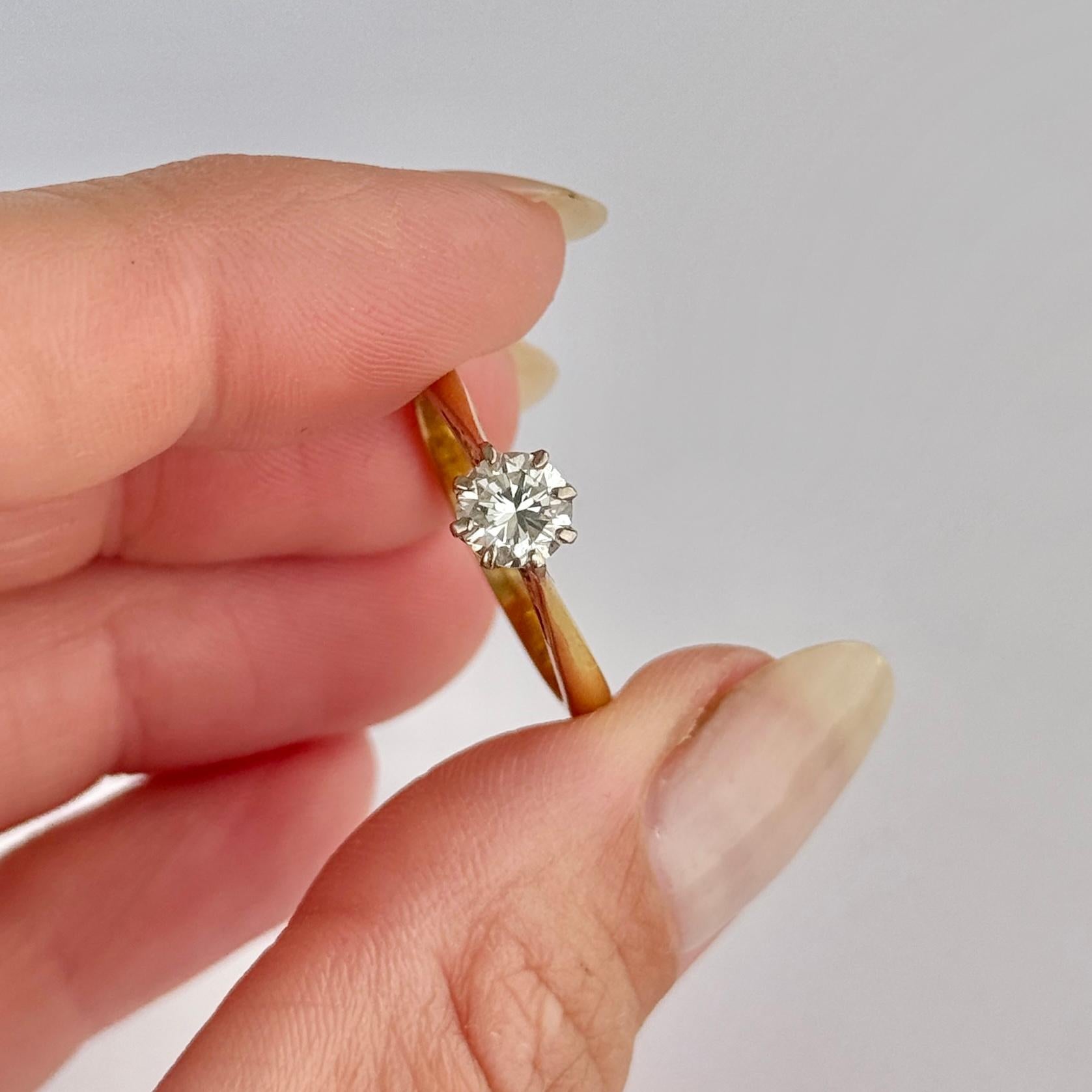 Dieser einfach atemberaubende Ring enthält einen sauberen und hellen Diamanten, der ungefähr 70 pts misst. Der Diamant ist in einer einfachen Krallenfassung gefasst und  sitzt stolz beim Tragen. Der Ring ist aus 18 Karat Gold modelliert. 

Ring