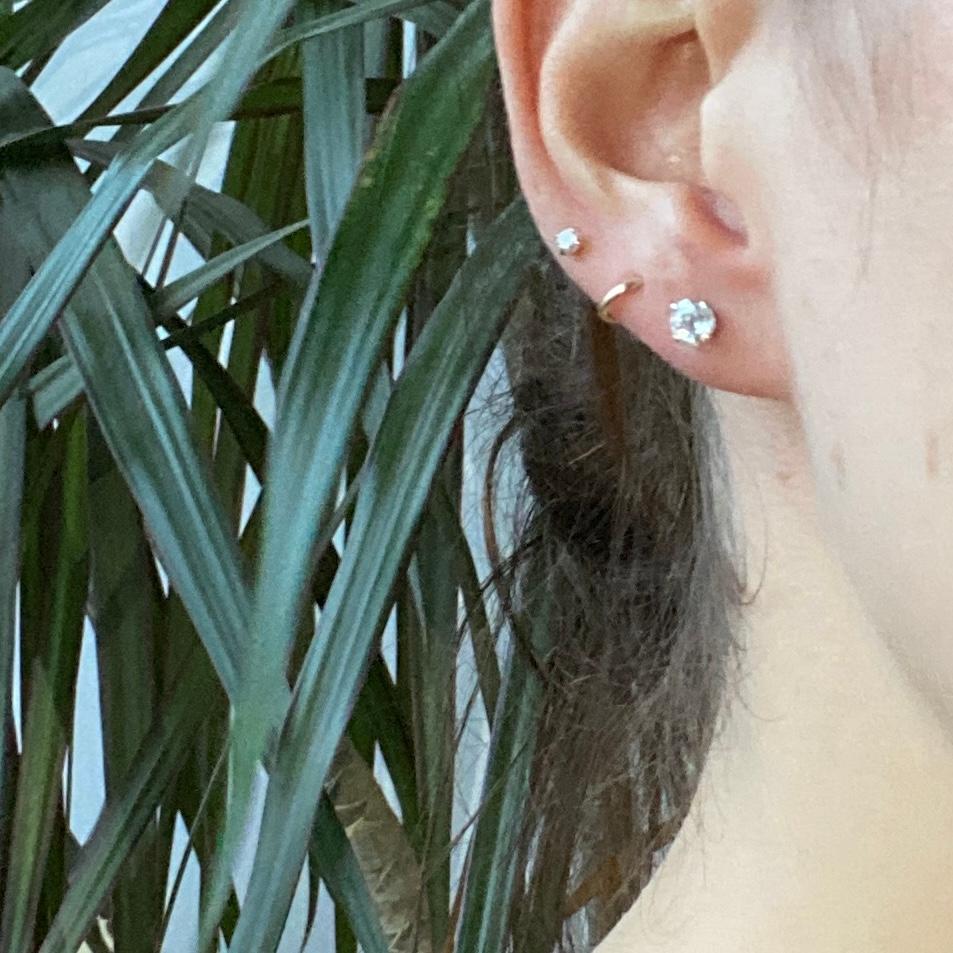 Une jolie paire de boucles d'oreilles en diamant scintillant. Chaque boucle d'oreille accueille un diamant blanc brillant mesurant 50pts chacun. Serti en platine et modelé en or 18 carats.

Hauteur du clou d'oreille : 5.5mm 

Poids : 1,1 g