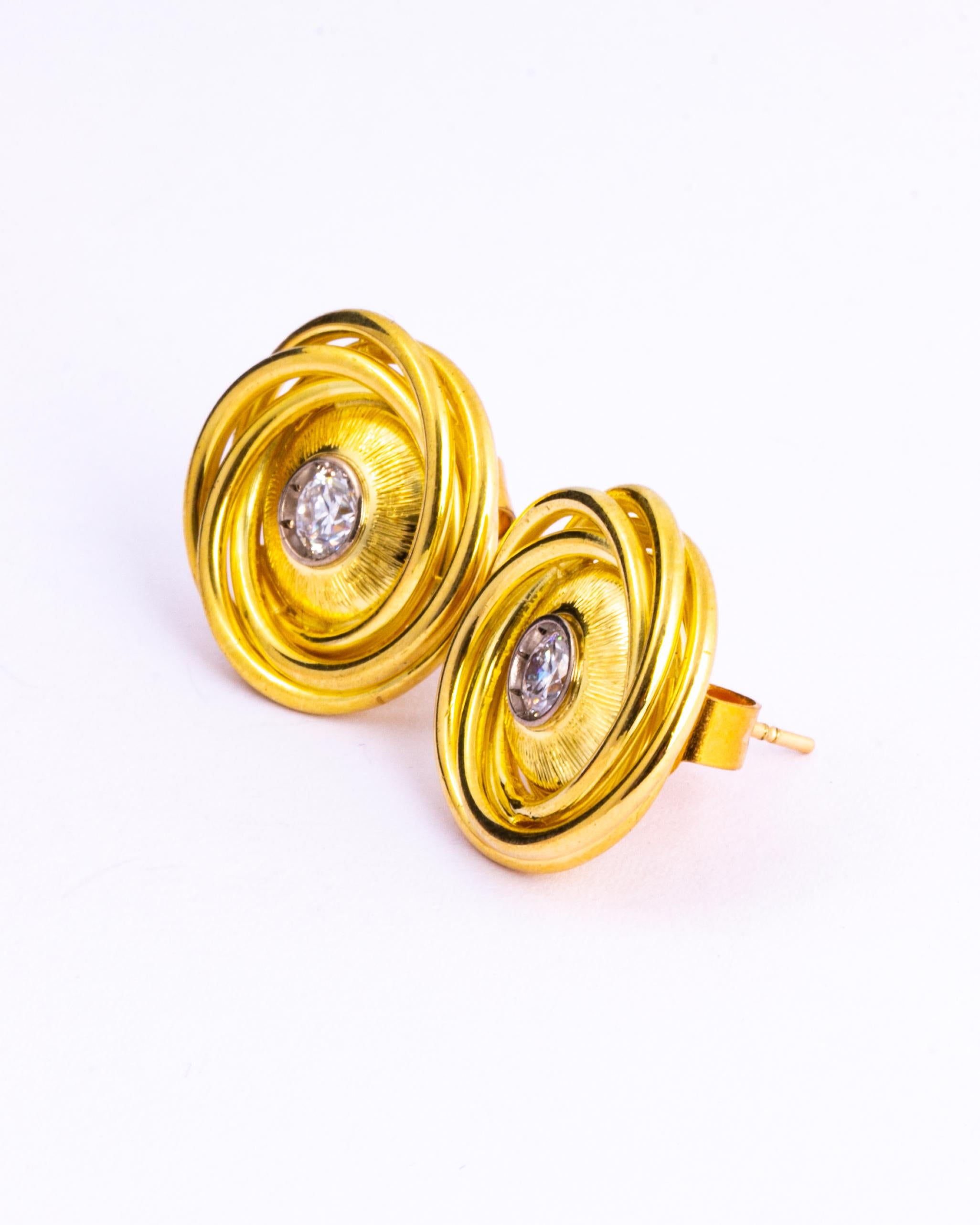 Cette paire de boucles d'oreilles classiques en forme de tourbillon de diamants contient un total de 80pts de diamants de taille européenne ancienne, de couleur G/H VS1. Elles sont brillantes et étincelantes et sont serties dans le tourbillon d'or.