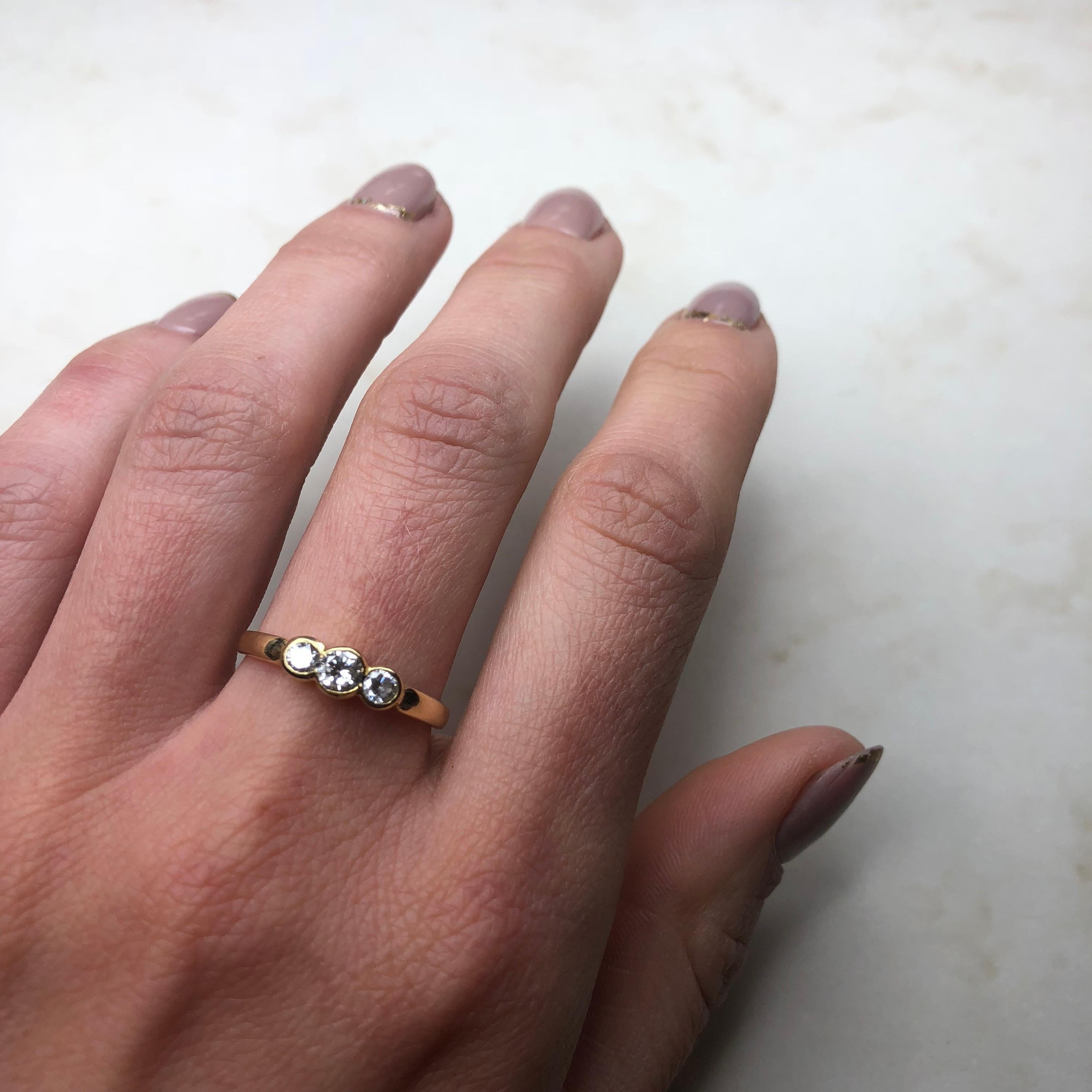 Vintage Diamant und 18 Karat Gold Drei-Stein im Zustand „Hervorragend“ im Angebot in Chipping Campden, GB