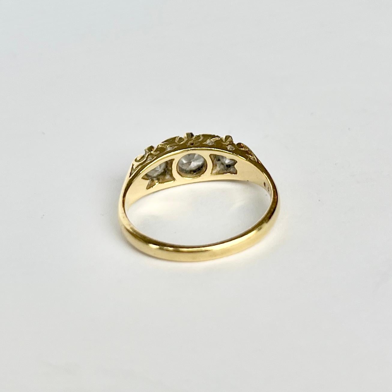 Vintage Diamond and 18 Carat Gold Three-Stone Ring In Good Condition For Sale In Chipping Campden, GB