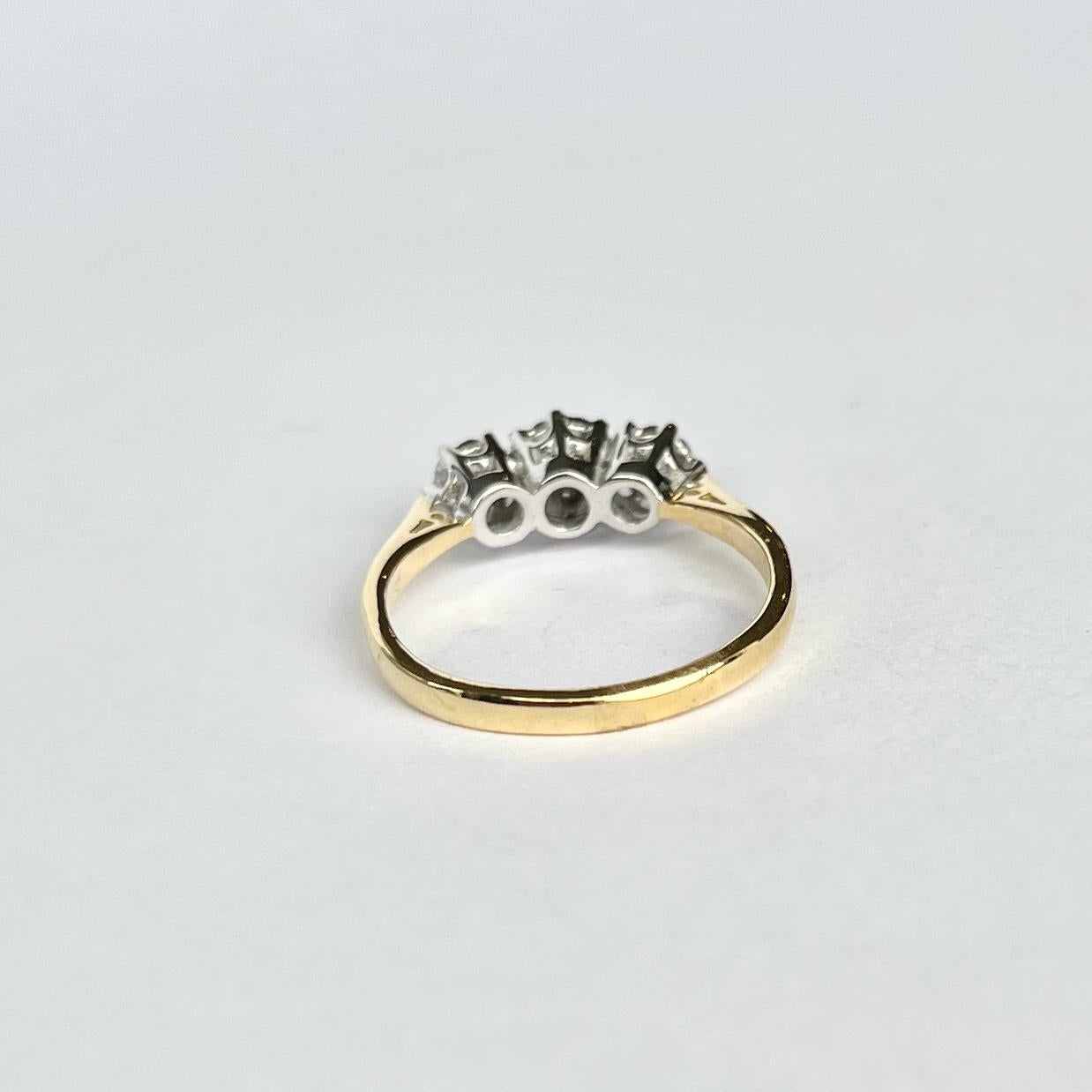 Dreisteiniger Vintage-Ring aus Diamanten und 18 Karat Gold im Zustand „Gut“ im Angebot in Chipping Campden, GB