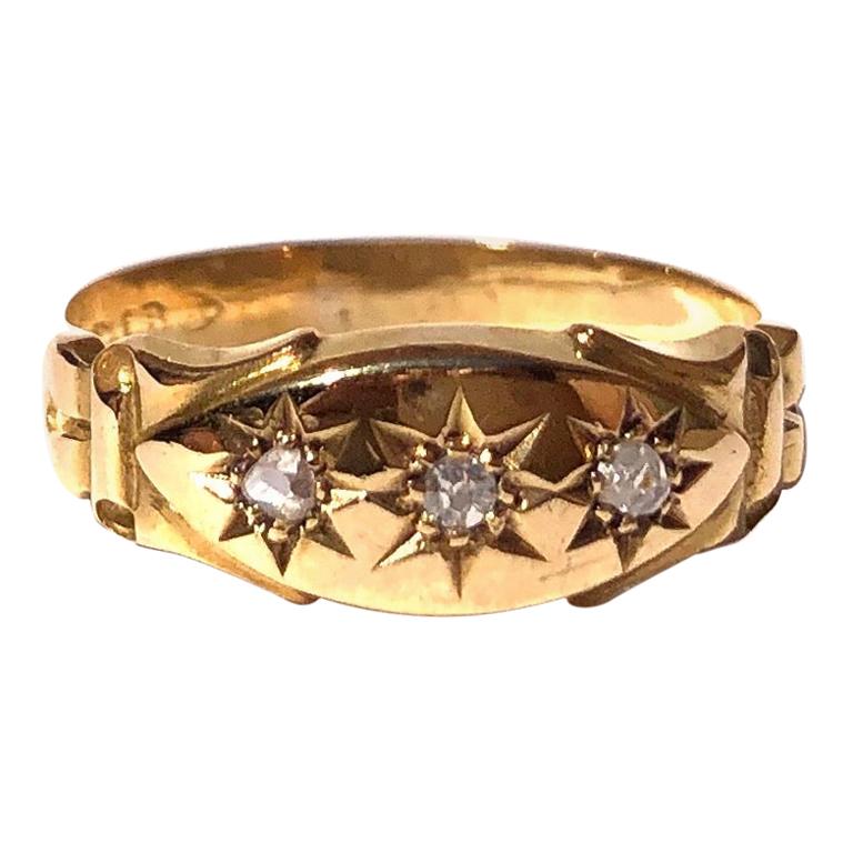 Dieser Ring im klassischen Stil enthält drei hell funkelnde Diamanten von je 4 Pence. Die Diamanten sind in Sternfassungen auf einer schiffsförmigen Platte mit verzierten Schultern gefasst. Hergestellt in Chester, England.

Ringgröße: O oder