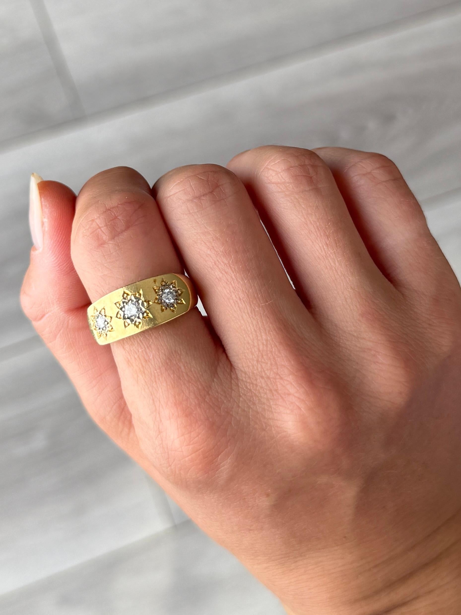 Ce magnifique bracelet en or 18ct contient trois diamants d'une valeur totale de 35pts, la pierre centrale mesurant 15pts. Elles sont brillantes et ont un bel éclat et sont serties en étoile. Entièrement poinçonné à Londres en 1971. 

Taille de