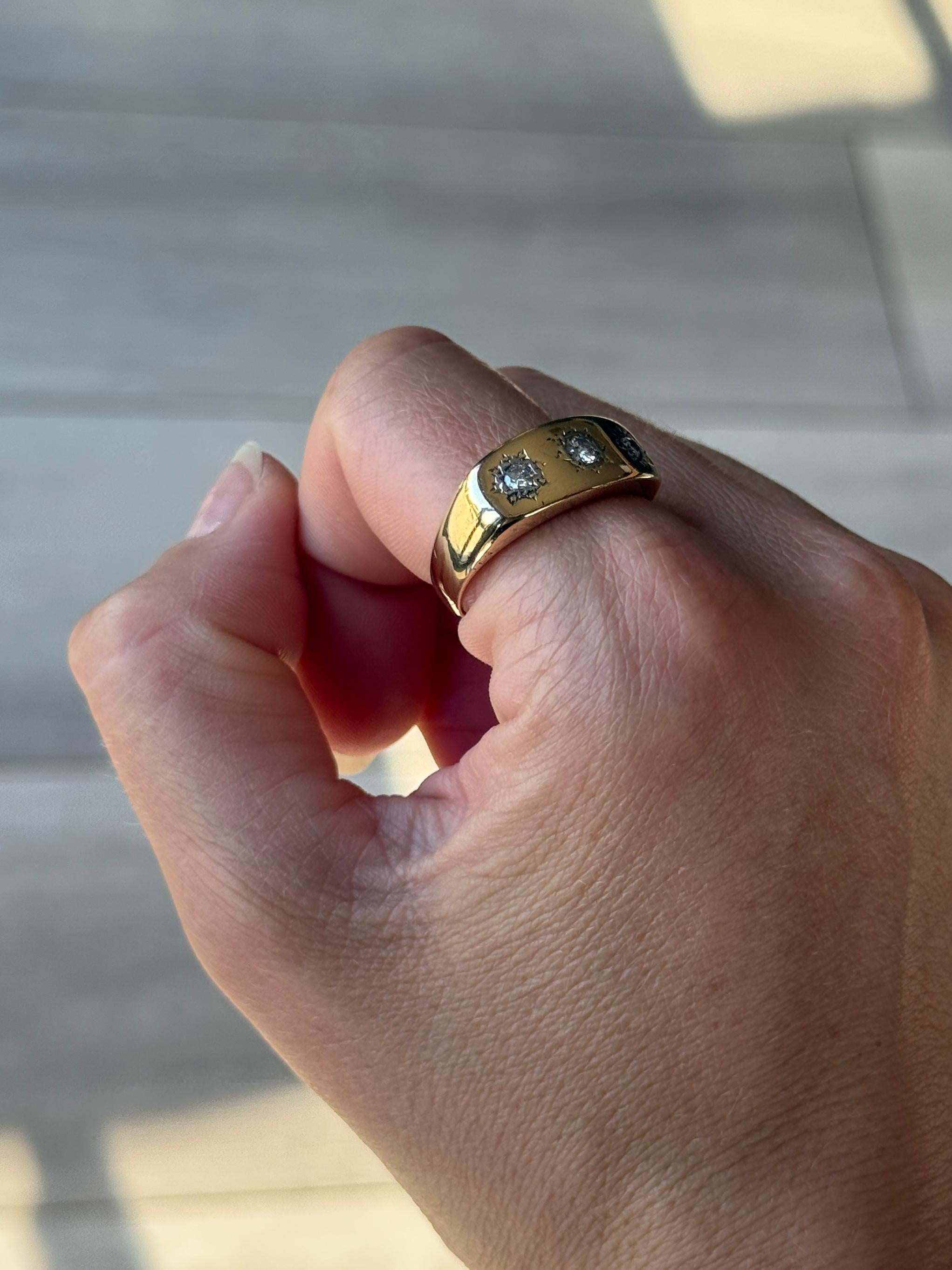 Questa splendida fascia in oro 18 carati contiene tre diamanti per un totale di 35 carati e la pietra centrale misura 15 carati. Sono luminosi, hanno un bel luccichio e sono incastonati in una montatura a stella. Completamente marchiato Londra 1968.