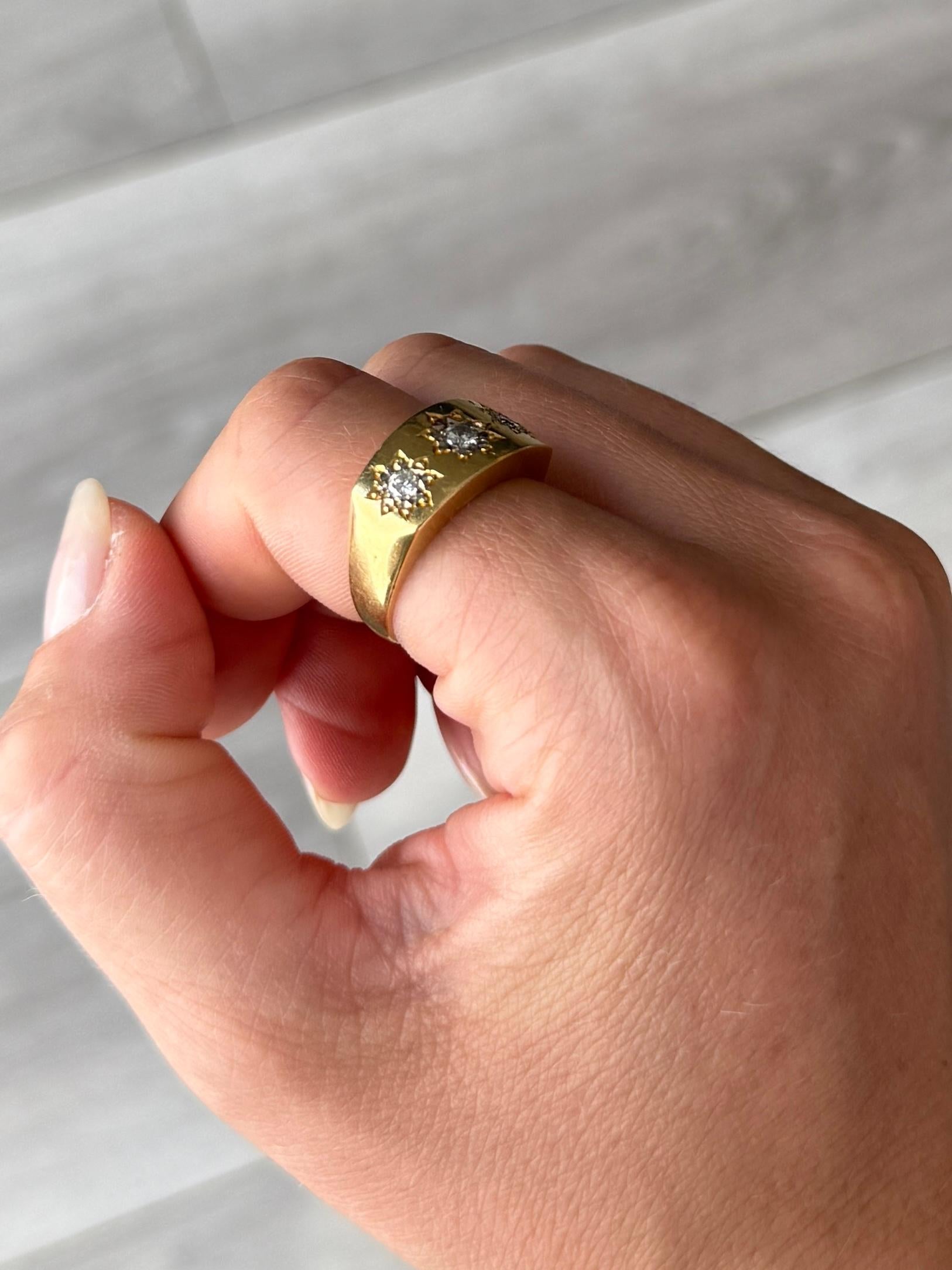 Taille ronde Bague vintage sertie d'étoiles à trois pierres en or 18 carats et diamant en vente