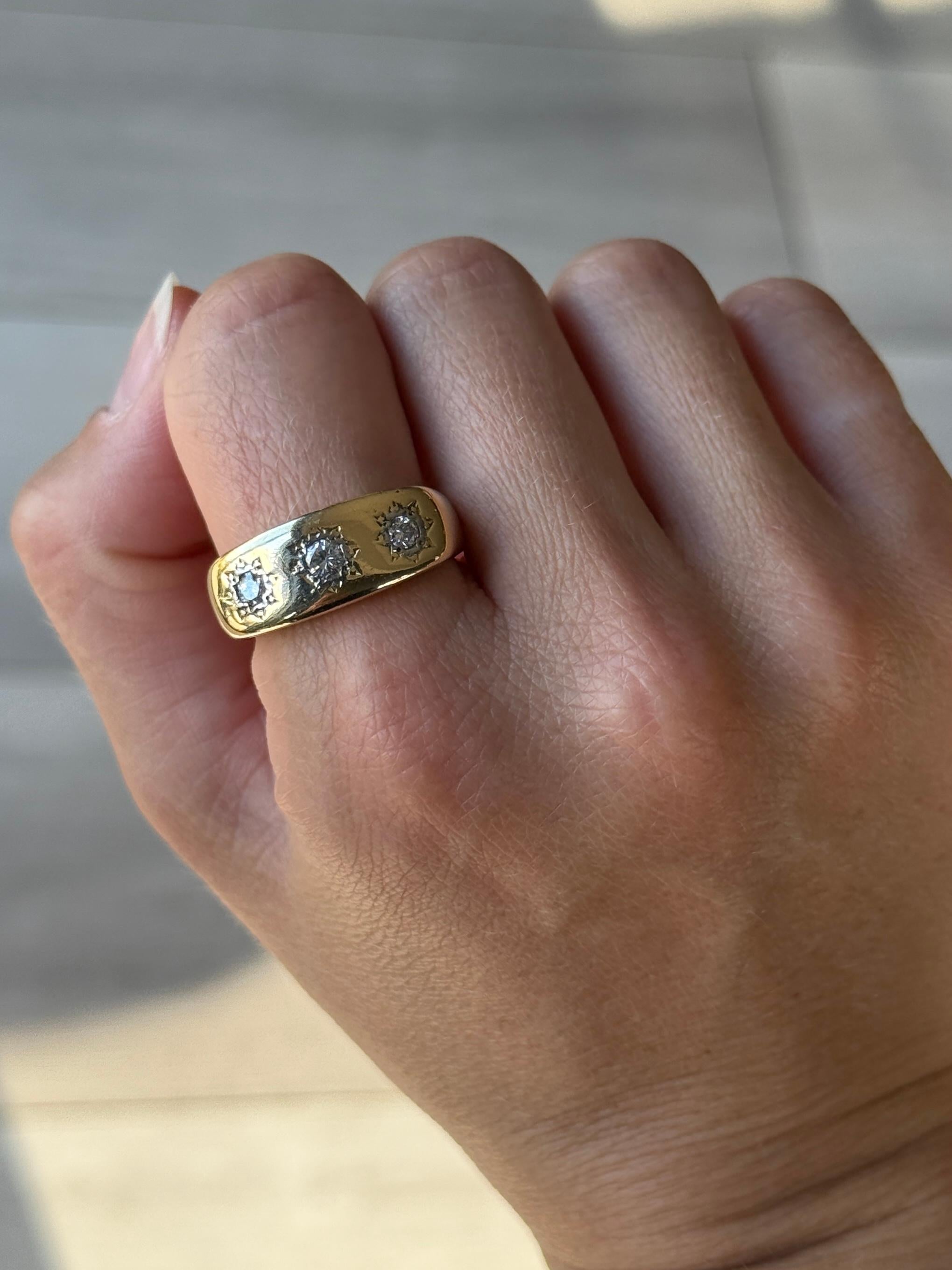Taglio rotondo Anello d'epoca con diamanti e tre pietre in oro 18 carati con incastonatura a stella in vendita