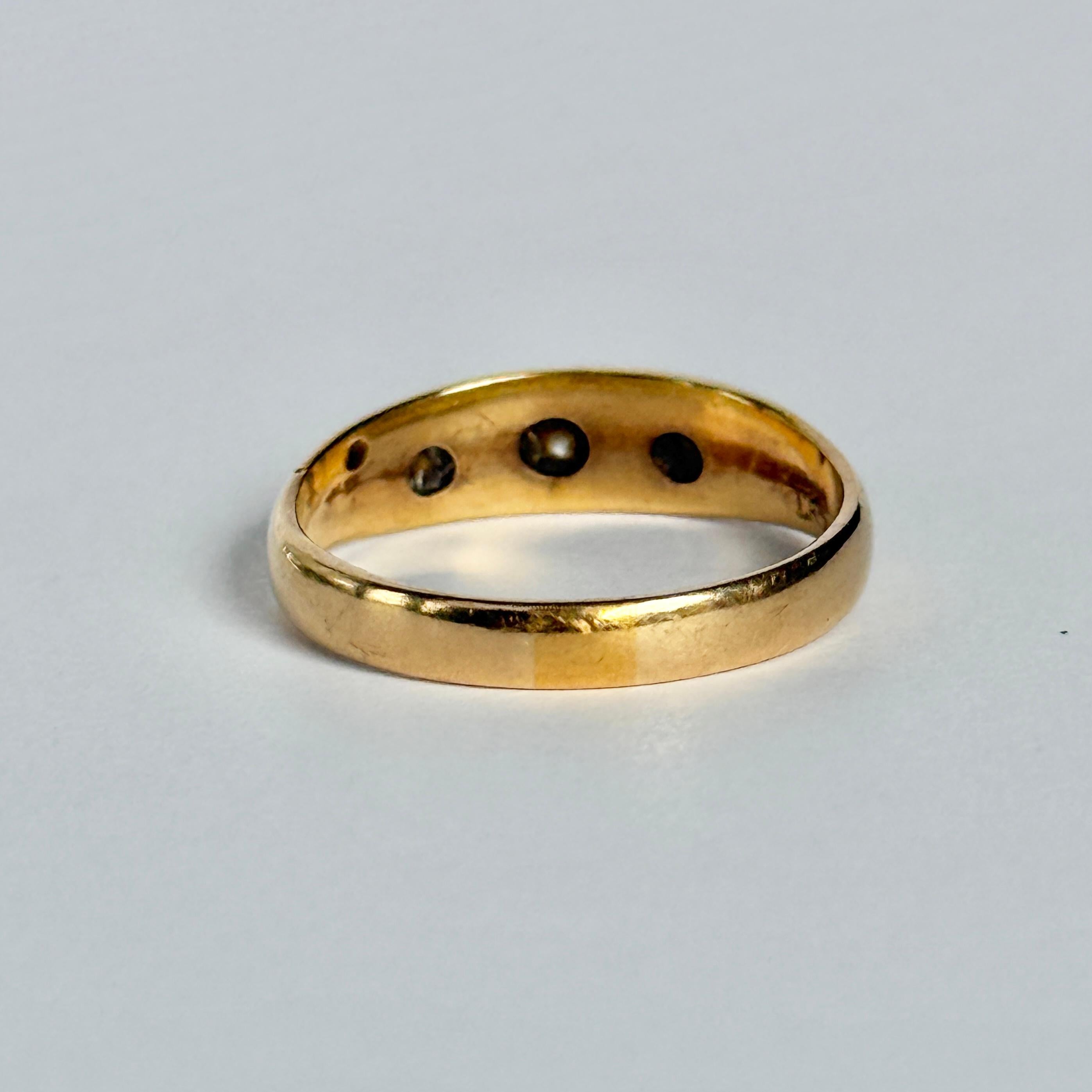 Vintage Diamond and 18 Carat Gold Three-Stone Star Setting Ring In Good Condition For Sale In Chipping Campden, GB