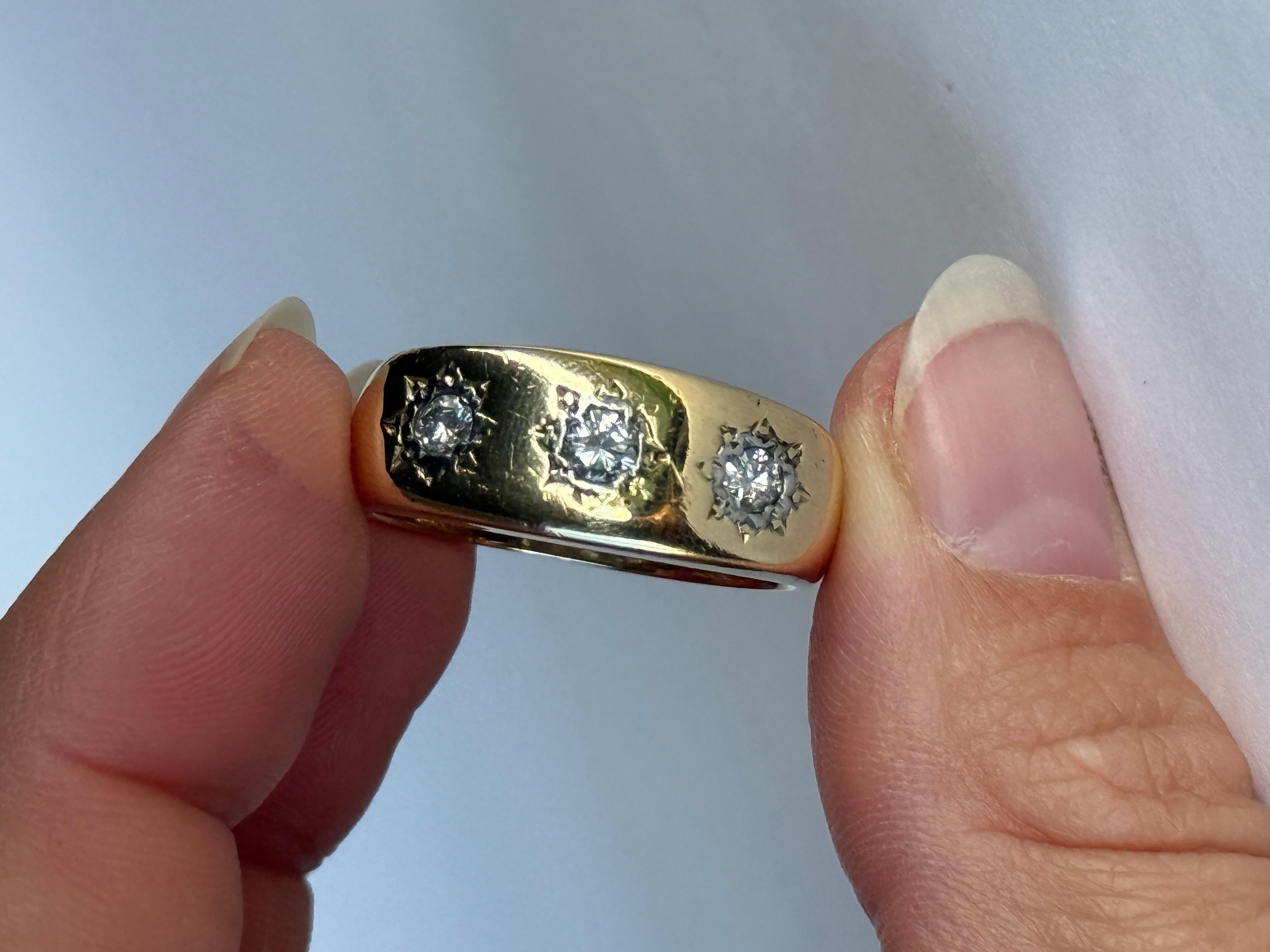 Anello d'epoca con diamanti e tre pietre in oro 18 carati con incastonatura a stella In condizioni buone in vendita a Chipping Campden, GB