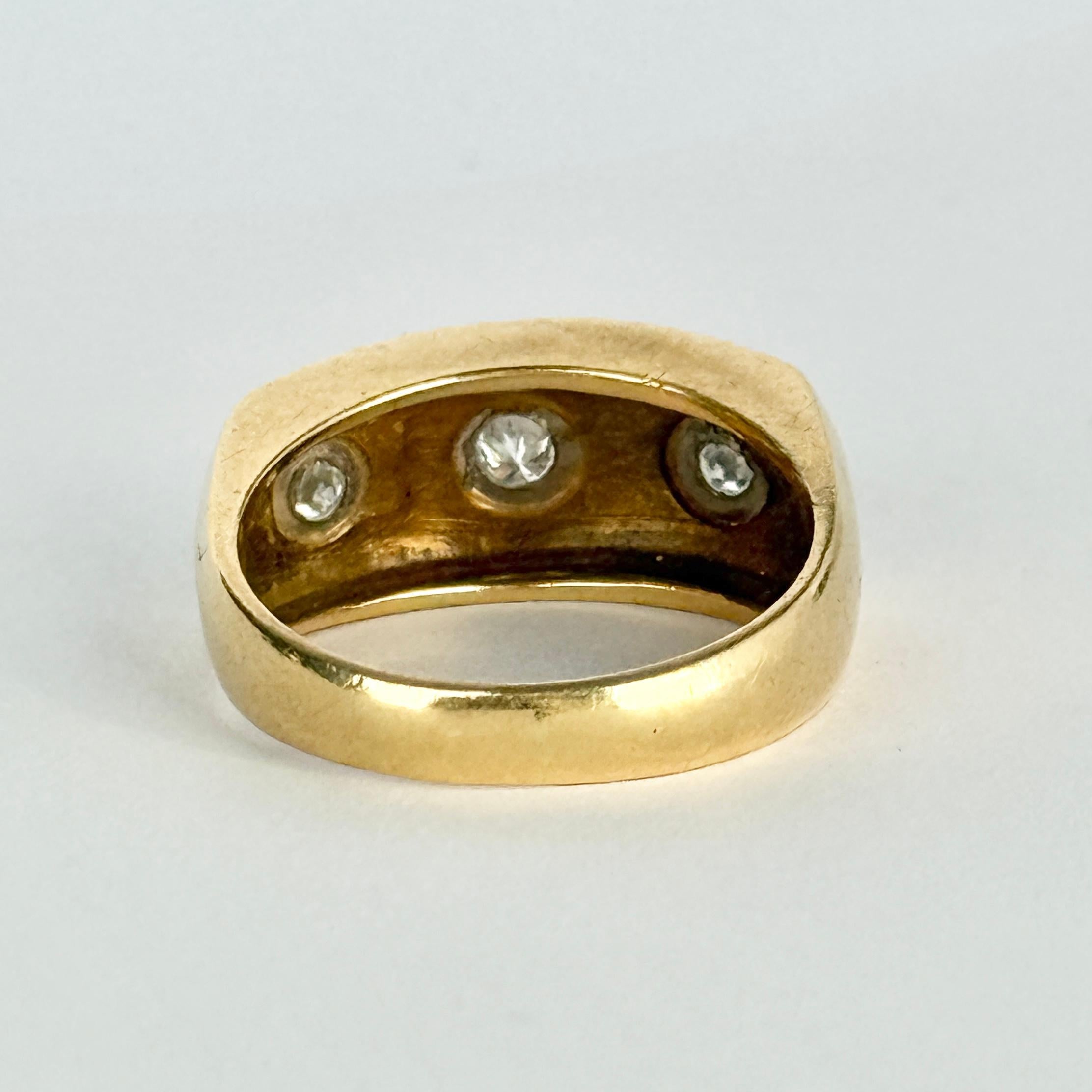 Bague vintage sertie d'étoiles à trois pierres en or 18 carats et diamant Unisexe en vente