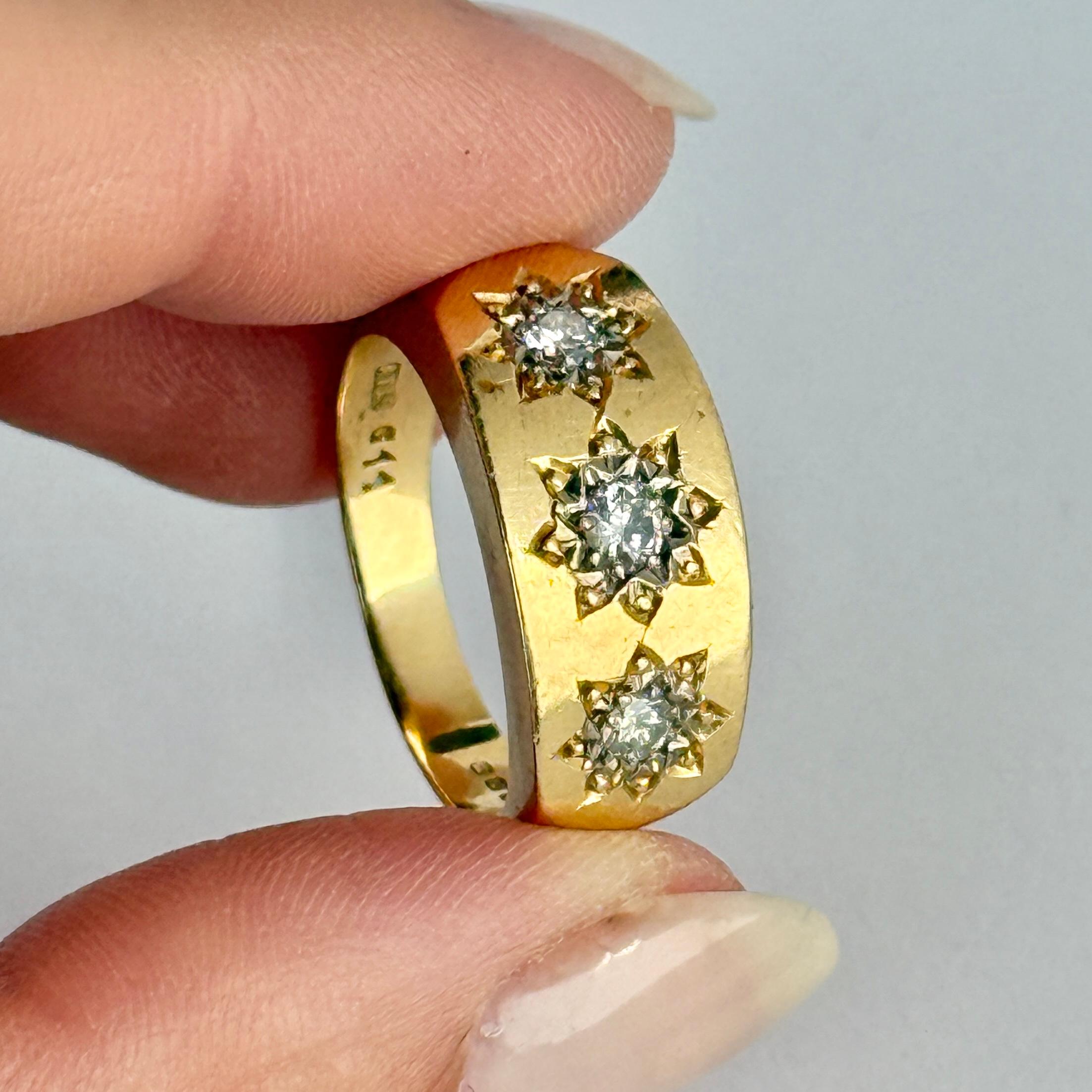 Bague vintage sertie d'étoiles à trois pierres en or 18 carats et diamant en vente 1