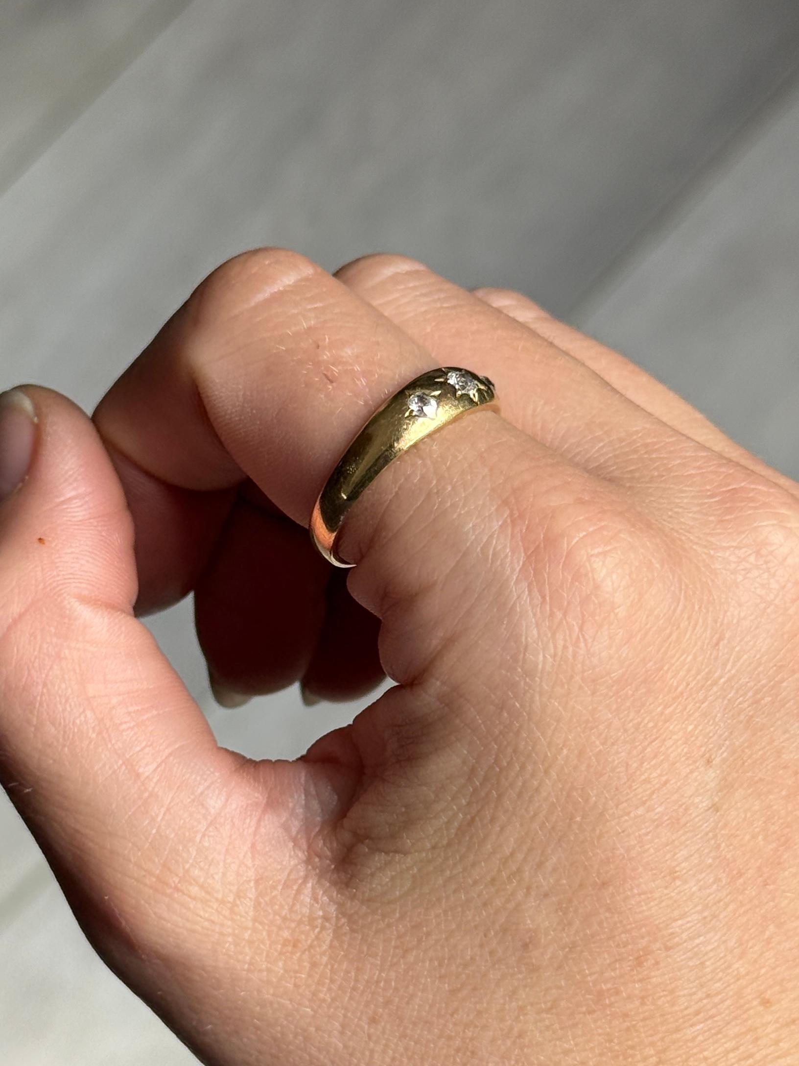 Vintage Diamond and 18 Carat Gold Three-Stone Star Setting Ring For Sale 1