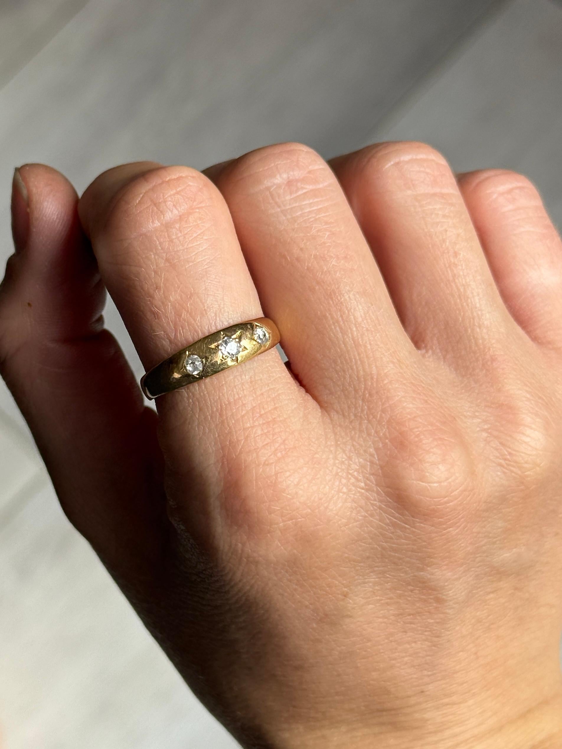 Vintage Diamond and 18 Carat Gold Three-Stone Star Setting Ring For Sale 2