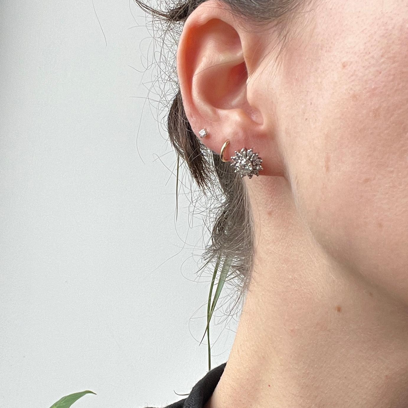 Questi scintillanti orecchini a grappolo di diamanti contengono un totale di circa 95pt ciascuno. Gli orecchini sono modellati in oro 18ct e le pietre sono incastonate in platino. 

Diametro del cluster: 11 mm 

Peso: 4,7 g