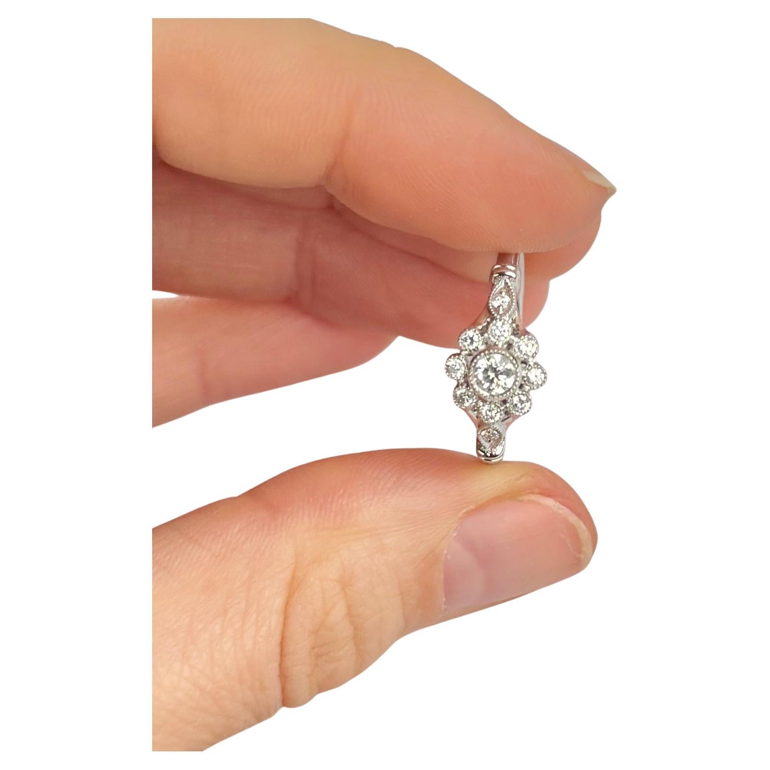 Une douce grappe de marguerites sertie de diamants d'une valeur totale d'environ 60pts. Les diamants sont de couleur H VS1. La bague est réalisée en or blanc 18 carats. 

Taille de l'anneau : N 1/2 ou 7 
Diamètre de la grappe : 8 mm

Poids : 2,9 g