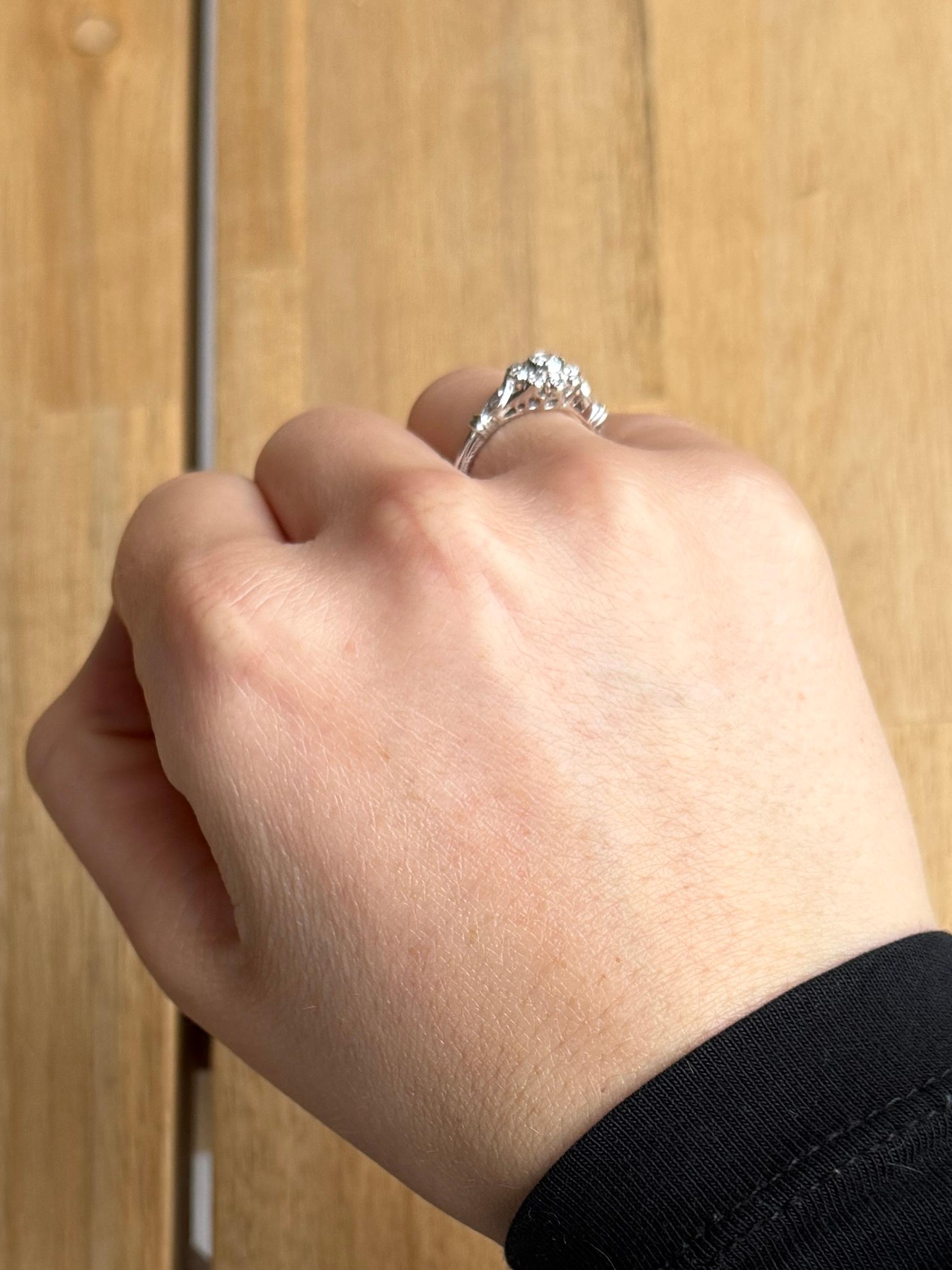 Taille ronde Bague marguerite vintage en or blanc 18 carats et diamants en vente