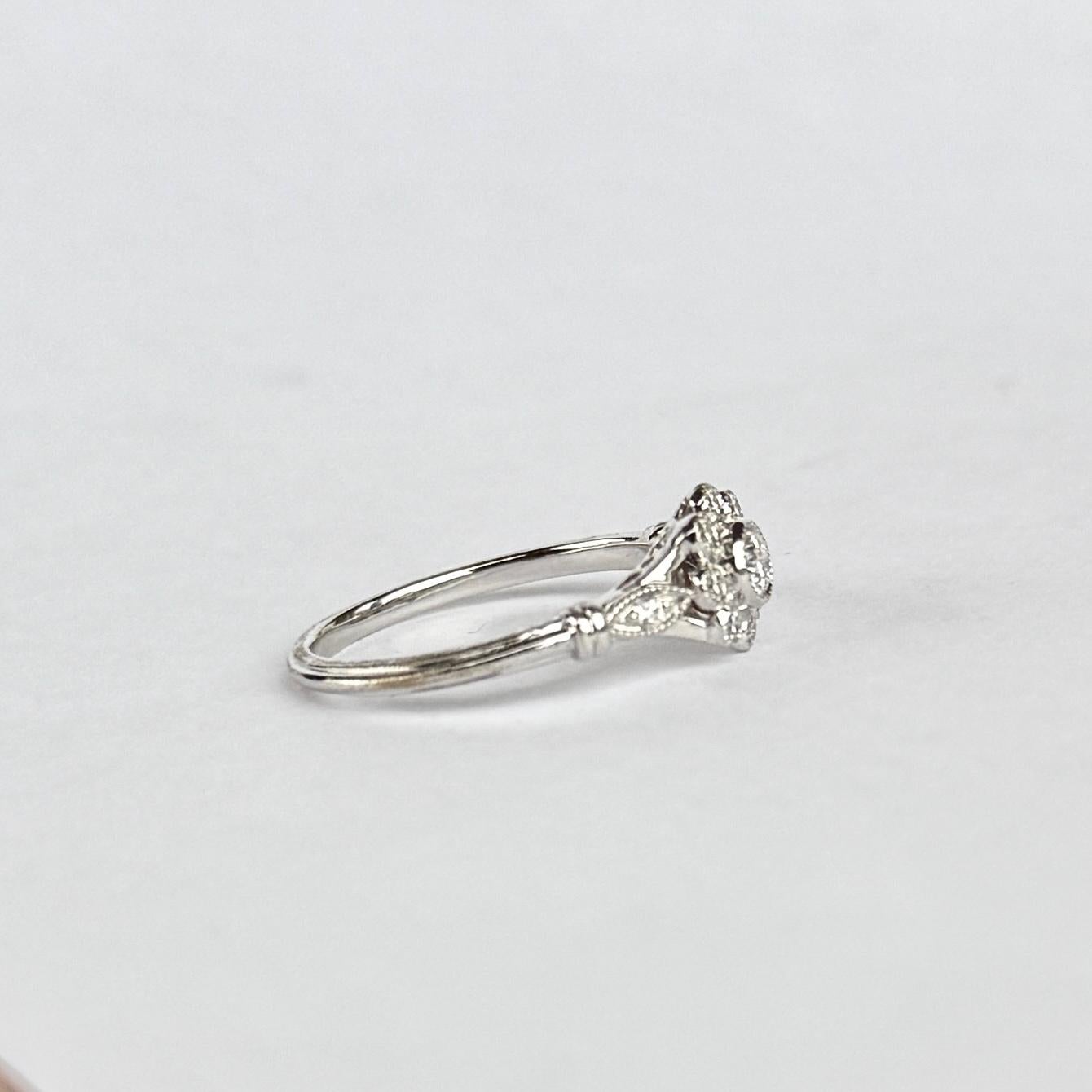 Bague marguerite vintage en or blanc 18 carats et diamants en vente 1