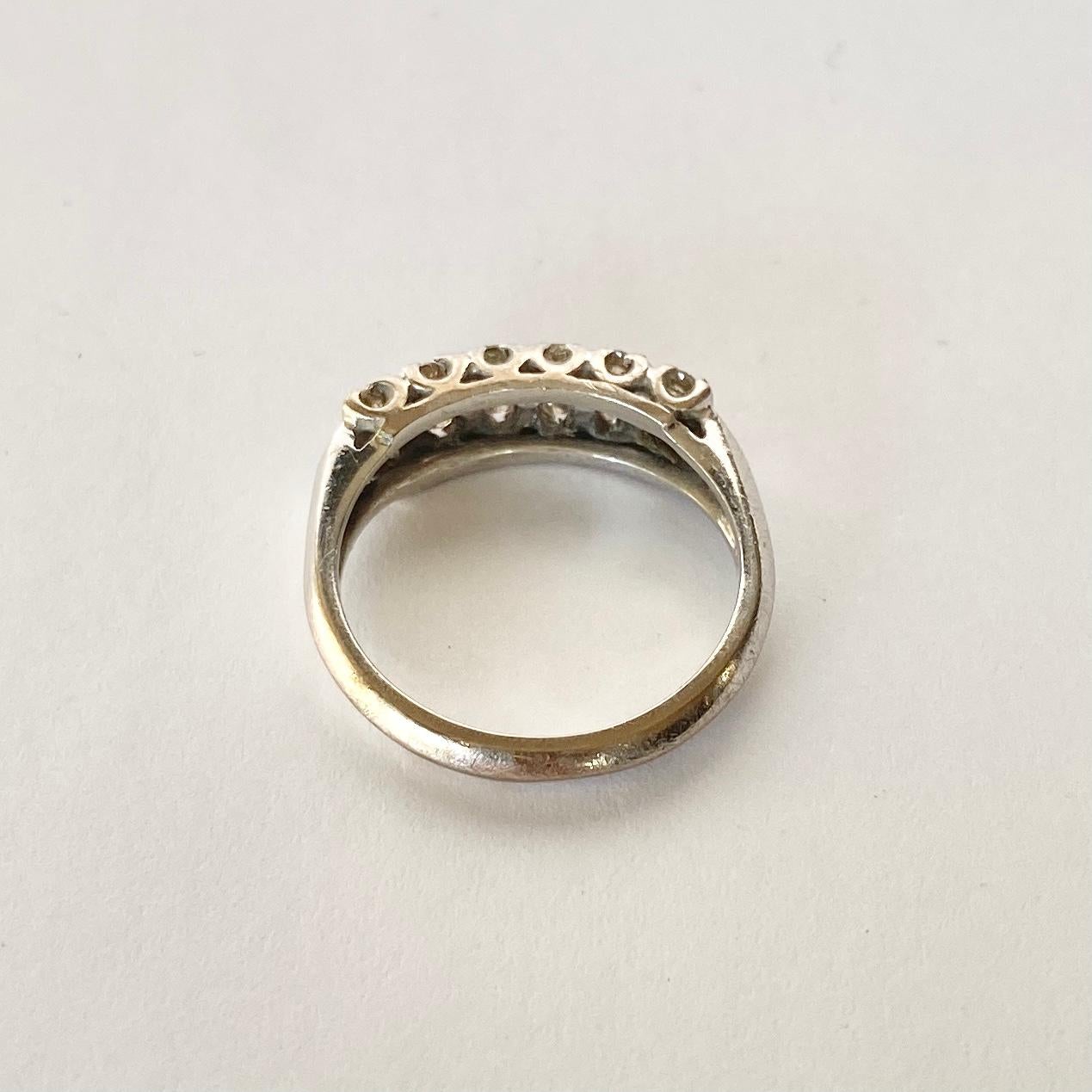 Dieses zweireihige Band für die halbe Ewigkeit enthält insgesamt 35 funkelnde Diamanten. Der Ring ist aus 18 Karat Weißgold gefertigt. 

Ring Größe: M 1/2 oder 6 1/2 
Breite des Bandes: 5,5 mm 

Gewicht: 4,2 g
