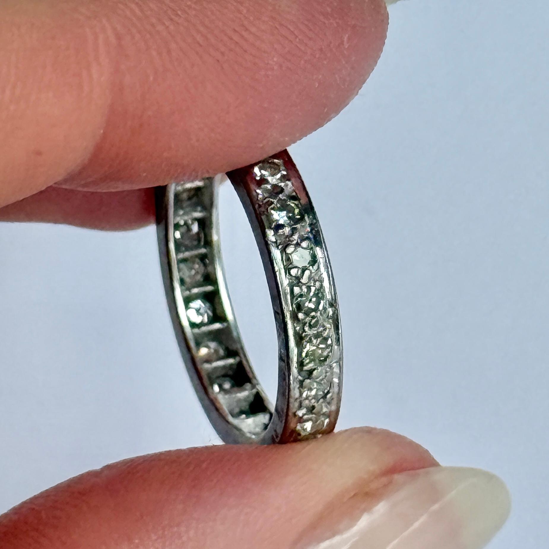 Taglio antico europeo Fascia per l'eternità in oro bianco 18 carati e diamanti d'epoca in vendita