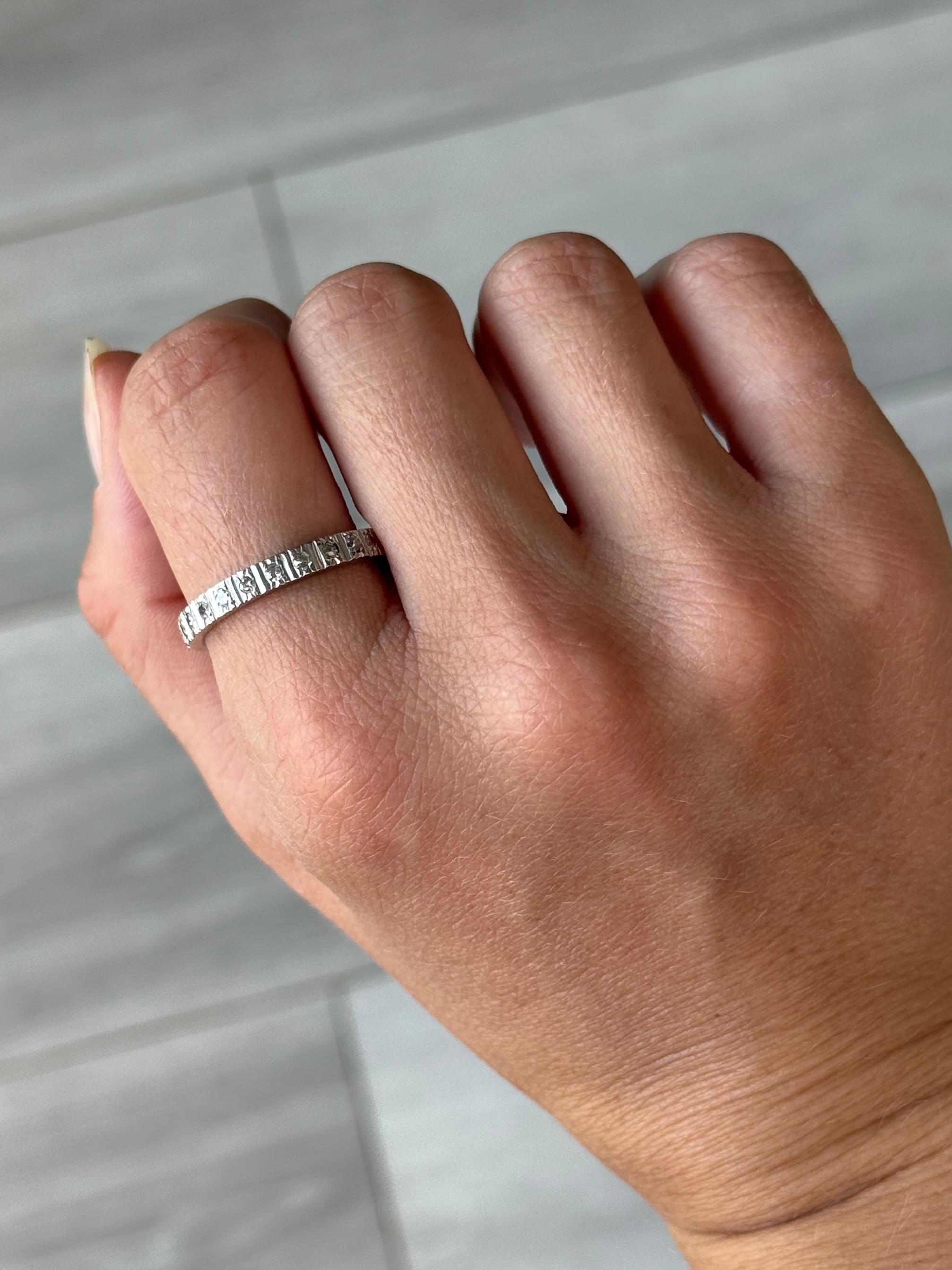 Taille ronde Bracelet éternel vintage en or blanc 18 carats et diamant en vente