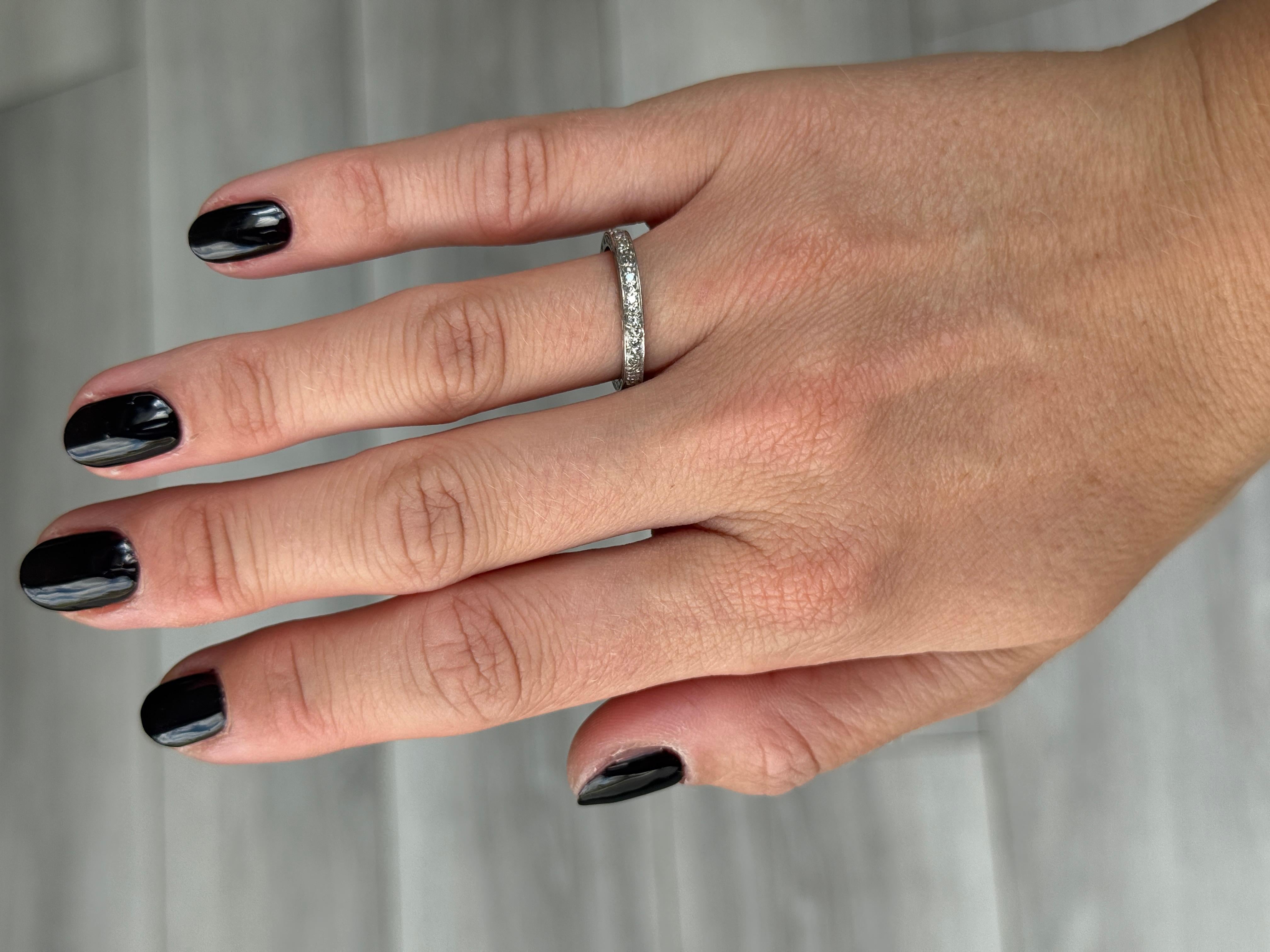 Taille ronde Bague d'éternité en or blanc 18 carats et diamant vintage en vente