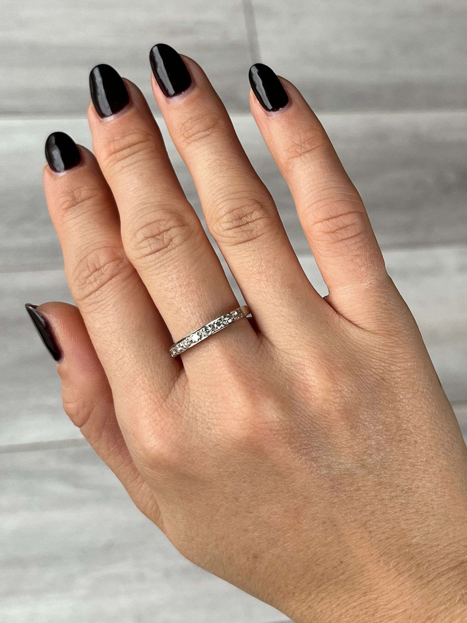 I nove diamanti totalizzano 27 punti. I diamanti sono luminosi e hanno un meraviglioso scintillio. Il cinturino è realizzato in oro bianco 18 carati. 

Misura dell'anello: N 1/2 o 7 
Larghezza della banda: 2.5 mm 

Peso: 2,4 g