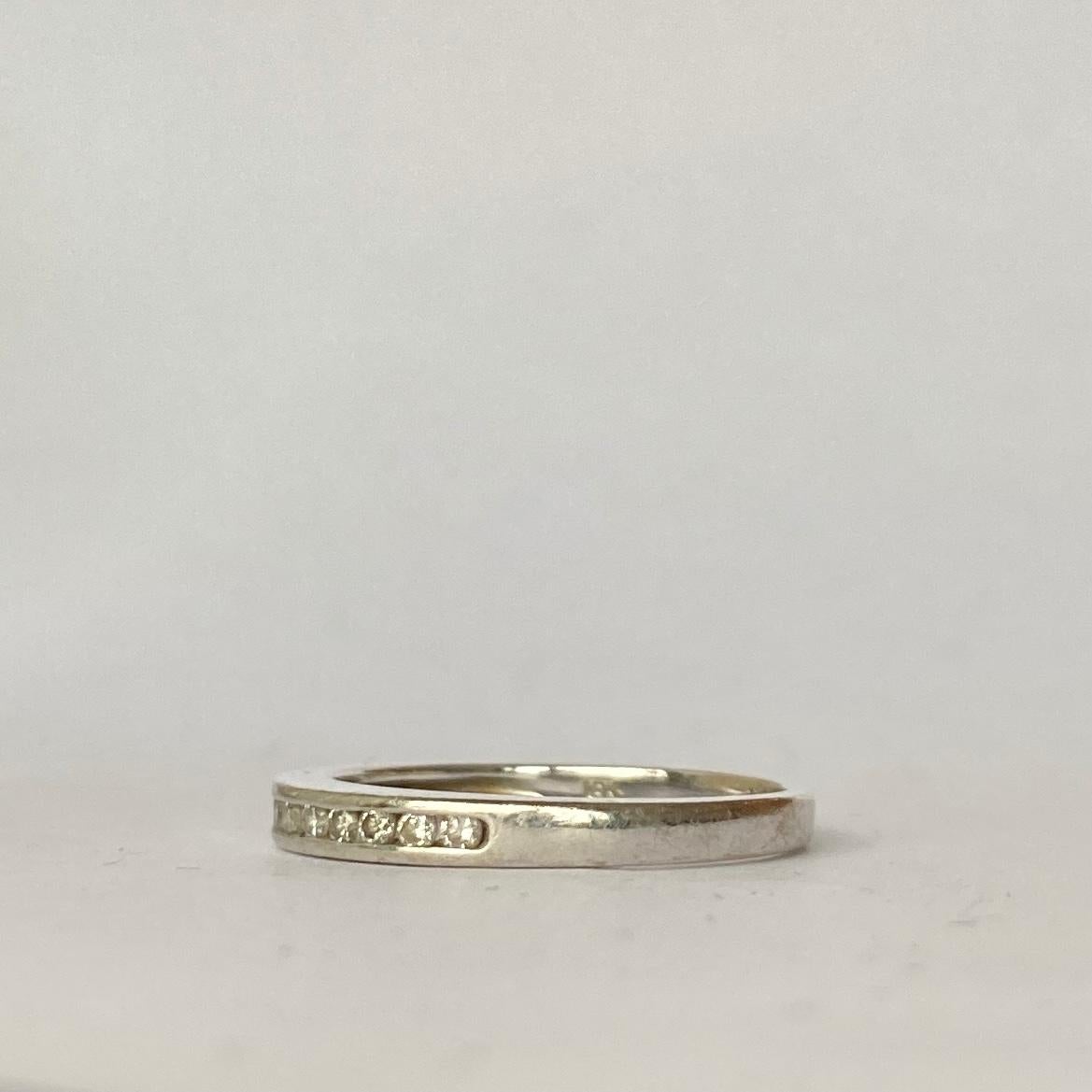 Media alianza vintage de diamantes y oro blanco de 18 quilates Moderno en venta