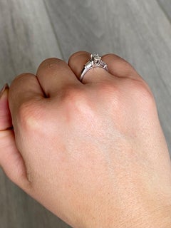 Solitär-Ring mit Diamant und 18 Karat Weißgold