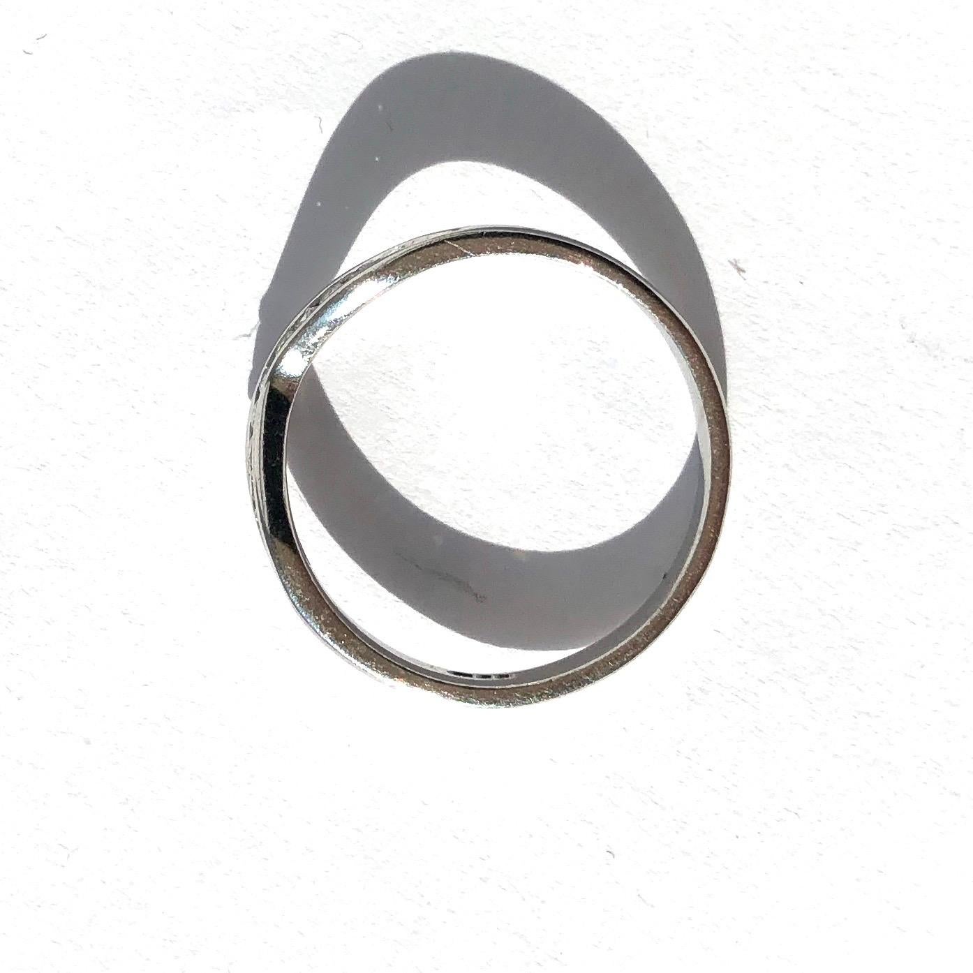 Vintage Diamond and 18 Carat White Gold Waved Band In Excellent Condition For Sale In Chipping Campden, GB