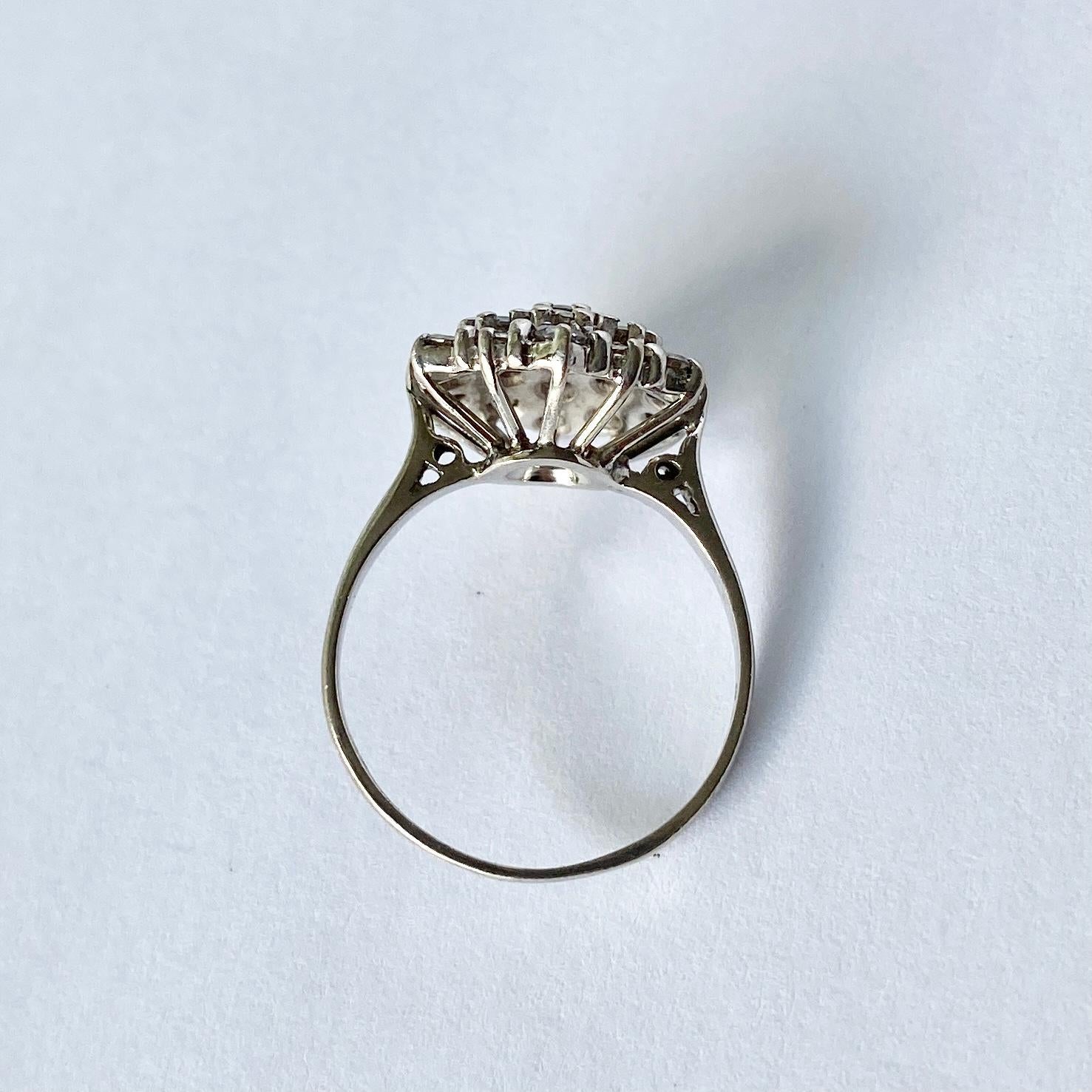 Dieser Cluster-Ring enthält Diamanten von insgesamt ca. 1,5 ct. und ist hell und funkelnd. Die Steine sind hoch oben auf einer durchbrochenen Galerie aus 18 Karat Weißgold angebracht. Vollständig gestempelt London 1977. 

Ringgröße: N oe 6 3/4