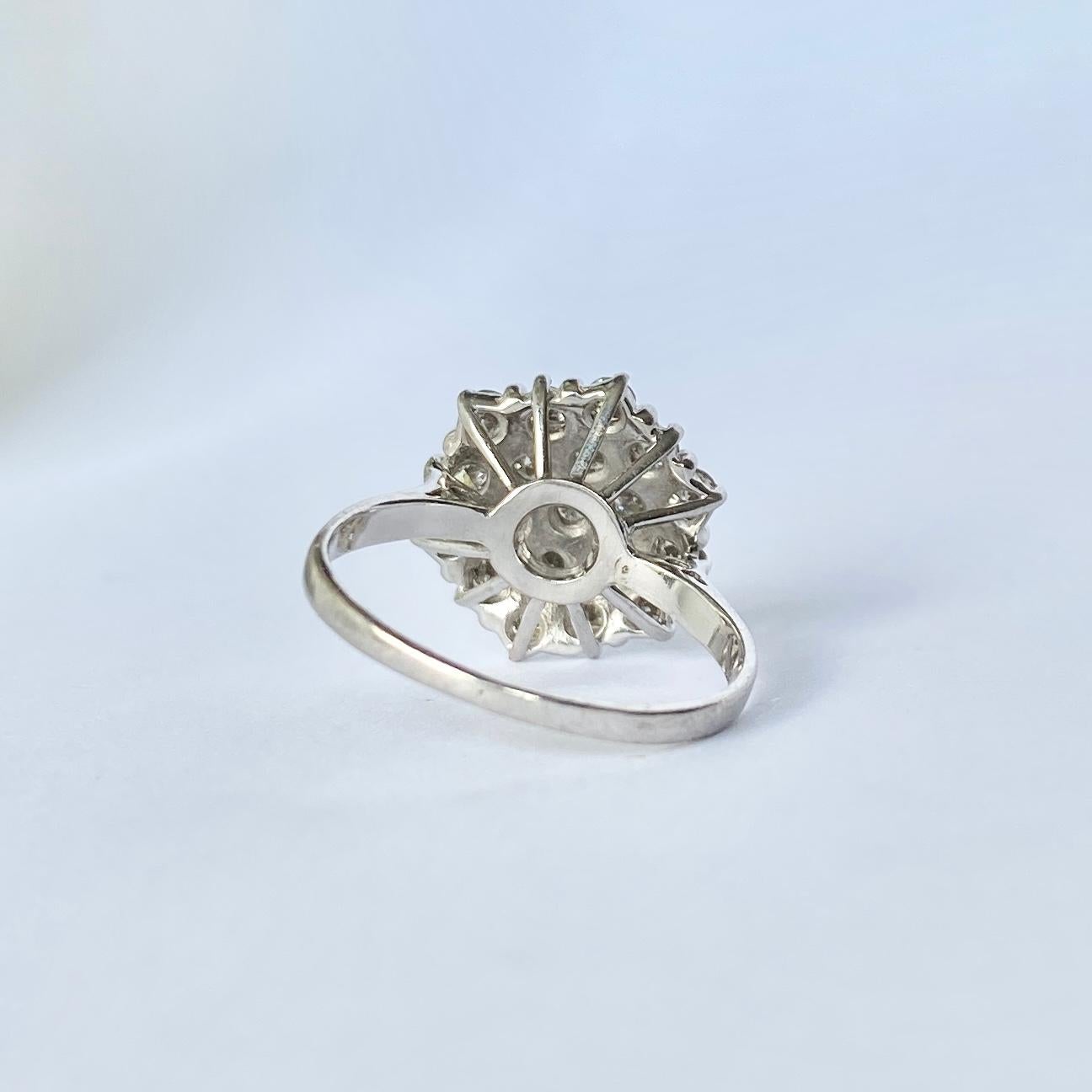 Diamant- und 18 Weißgold-Cluster-Ring (Moderne) im Angebot