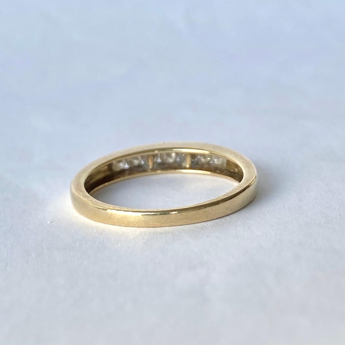 Questa fascia contiene 30 punti di diamanti scintillanti. Le pietre sono incastonate all'interno di una struttura liscia da 9 ct.  fascia d'oro. 

Misura dell'anello: Q o 8 
Larghezza della banda: 3.5 mm 

Peso: 2,54 g