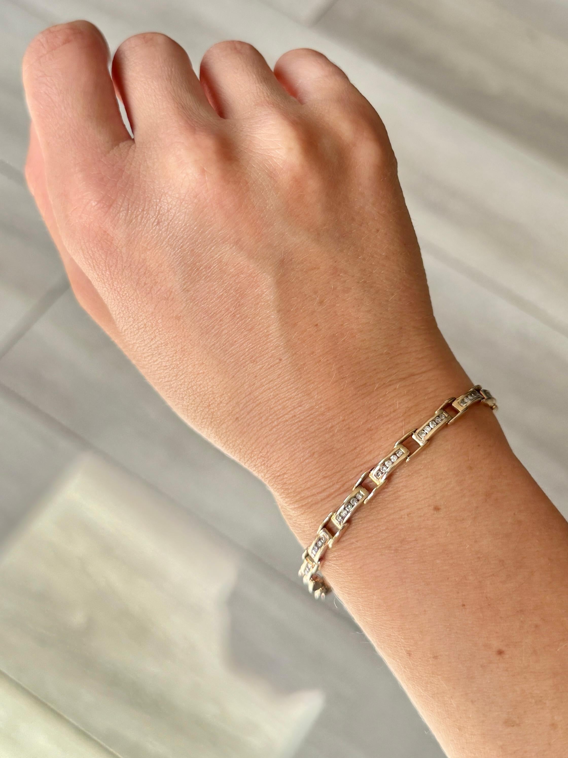 Ce charmant bracelet en or 9 carats est serti de 5 diamants dans chaque maillon. Les diamants mesurent chacun 2 points et le total des carats est de 1,6 carat. 

Longueur : 19,5 cm
Largeur du maillon : 5 mm

Poids : 10,51 g