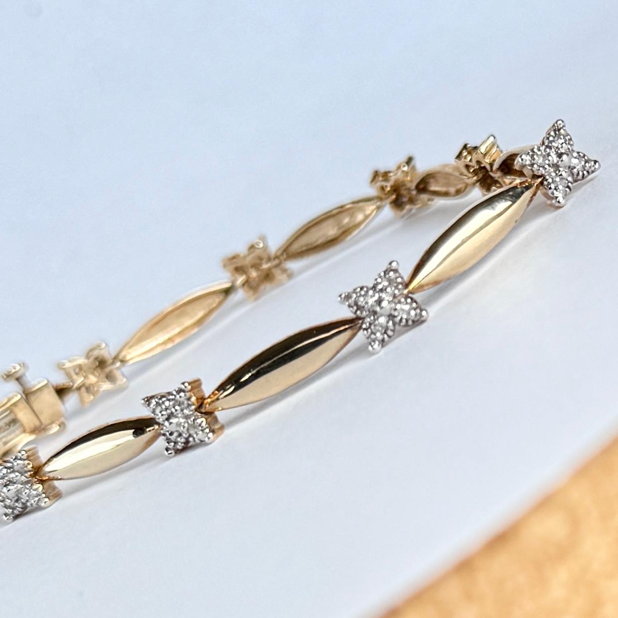 Round Cut Vintage Diamond and 9 Carat Gold Bracelet For Sale