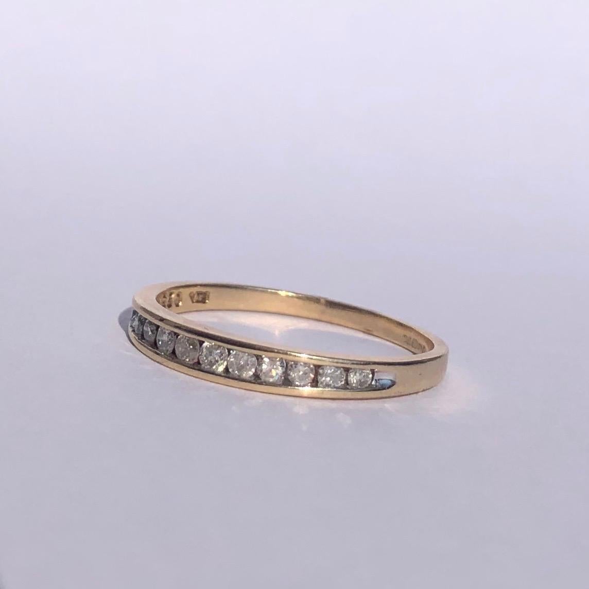 The diamonds set within this 9ct gold band are princess cut and total approx 25pts. They have a great shimmer to them and are bright stones. 

Ring Size: P or 7 1/2 
Band Width: 2.5mm 

Weight: 1.5g