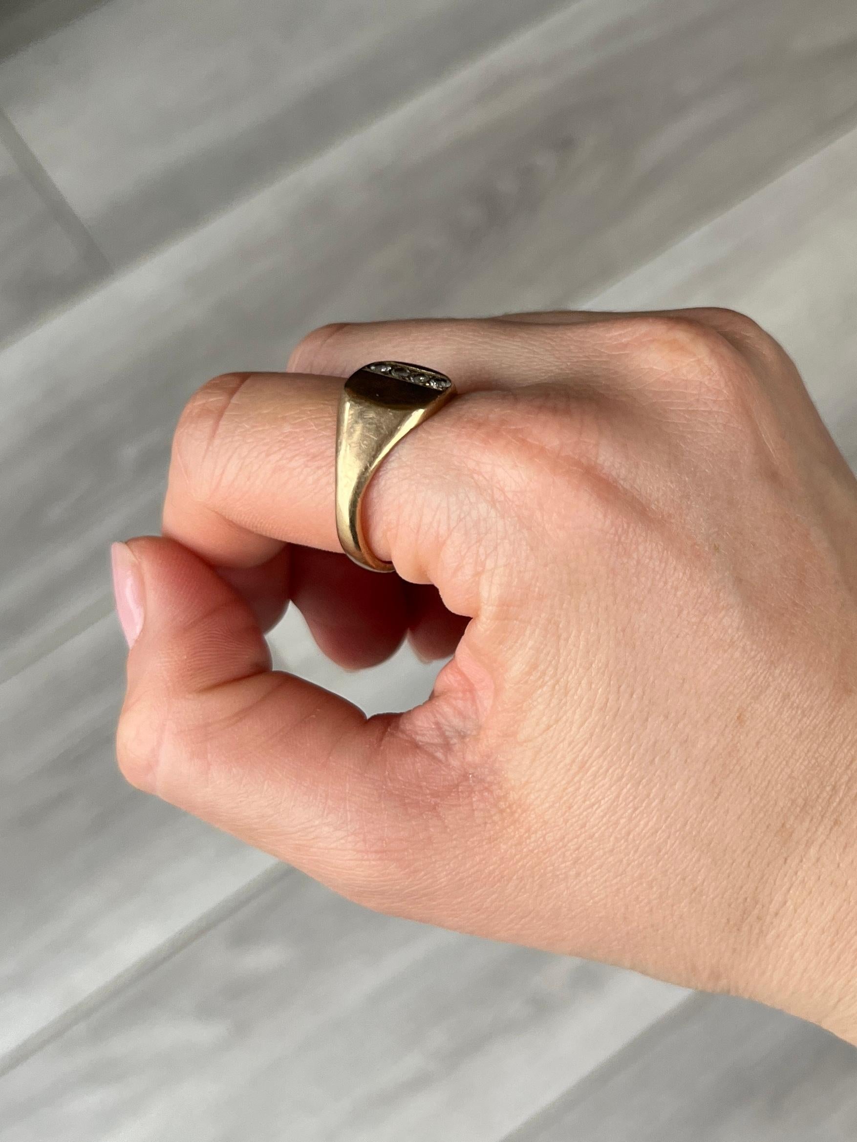 Das Design dieses Rings ist fabelhaft! An der Seite des Hauptfeldes befindet sich eine Reihe von Rauten mit jeweils 5 Punkten. Vollständig gestempelt in Birmingham 1989. Modell aus 9 Karat Gold. 

Ringgröße: V oder 10 1/2
Abmessungen der Oberfläche: