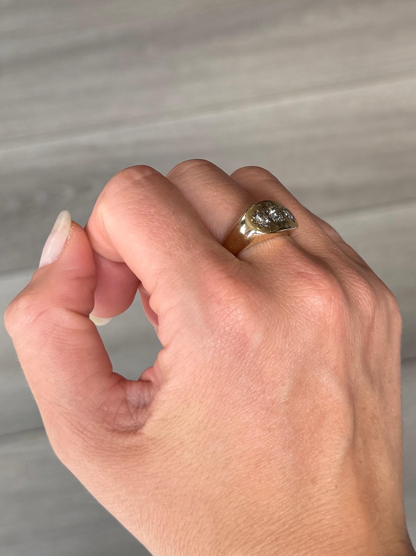 Vintage Diamond and 9 Carat Gold Three-Stone Star Setting Ring In Good Condition For Sale In Chipping Campden, GB