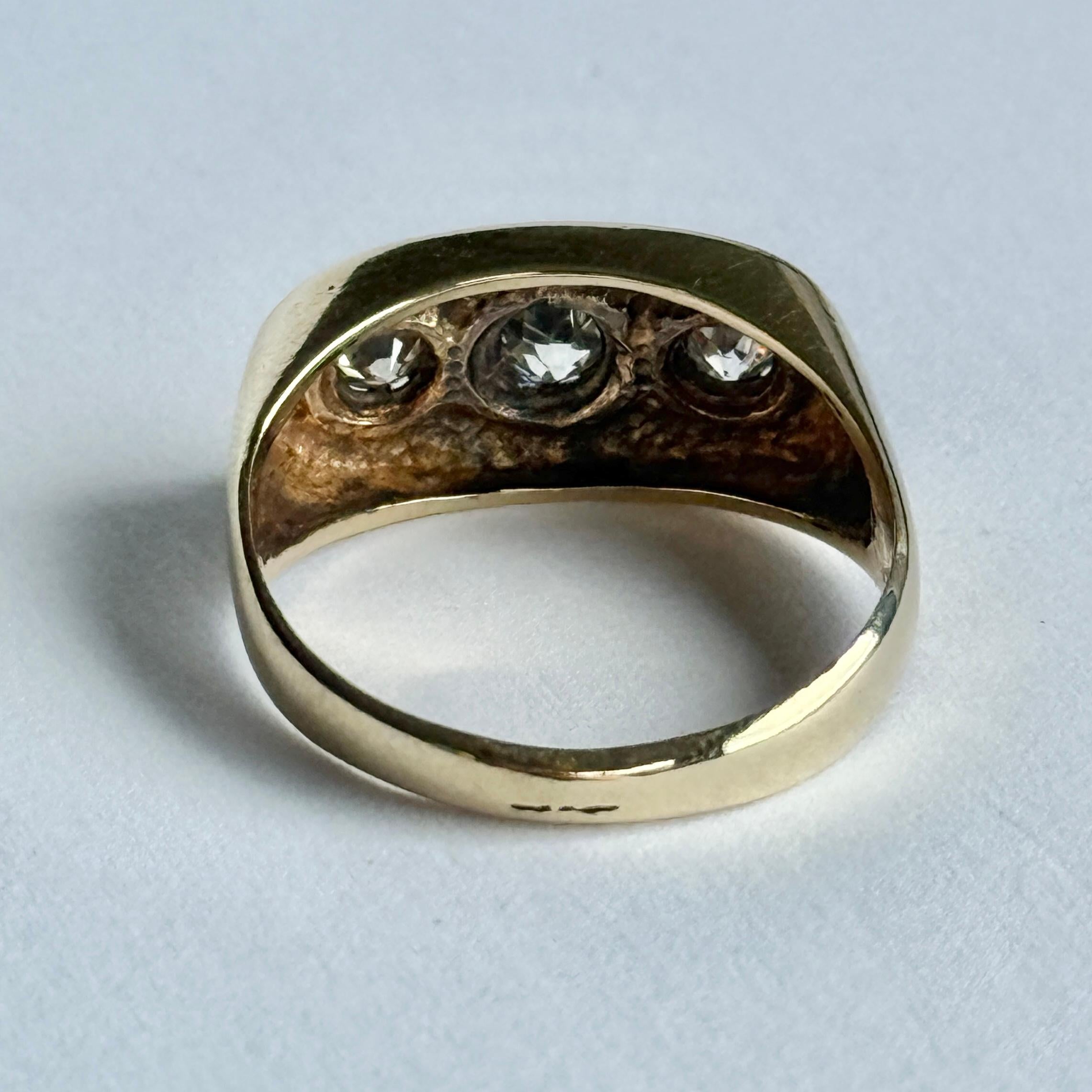 Vintage Diamond and 9 Carat Gold Three-Stone Star Setting Ring For Sale 1
