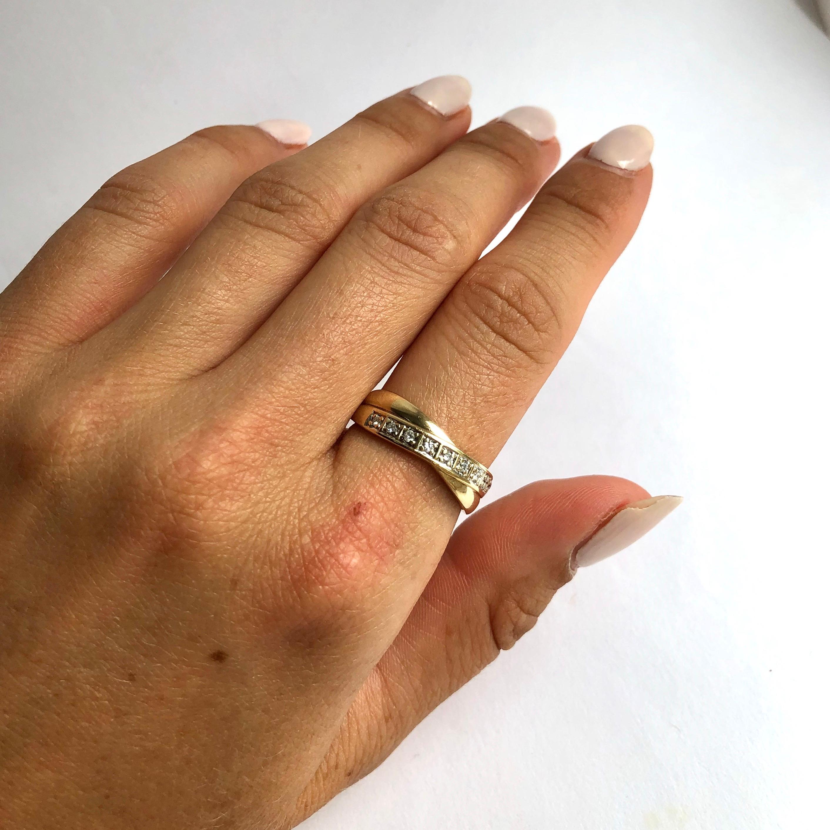 Vintage Diamond and 9 Carat Gold Twist Band In Good Condition For Sale In Chipping Campden, GB