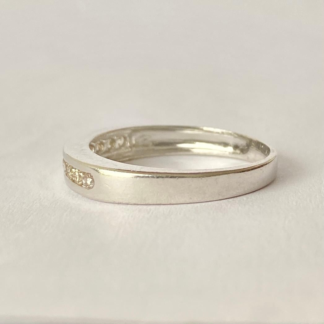 Media alianza vintage de diamantes y oro blanco de 9 quilates Moderno en venta