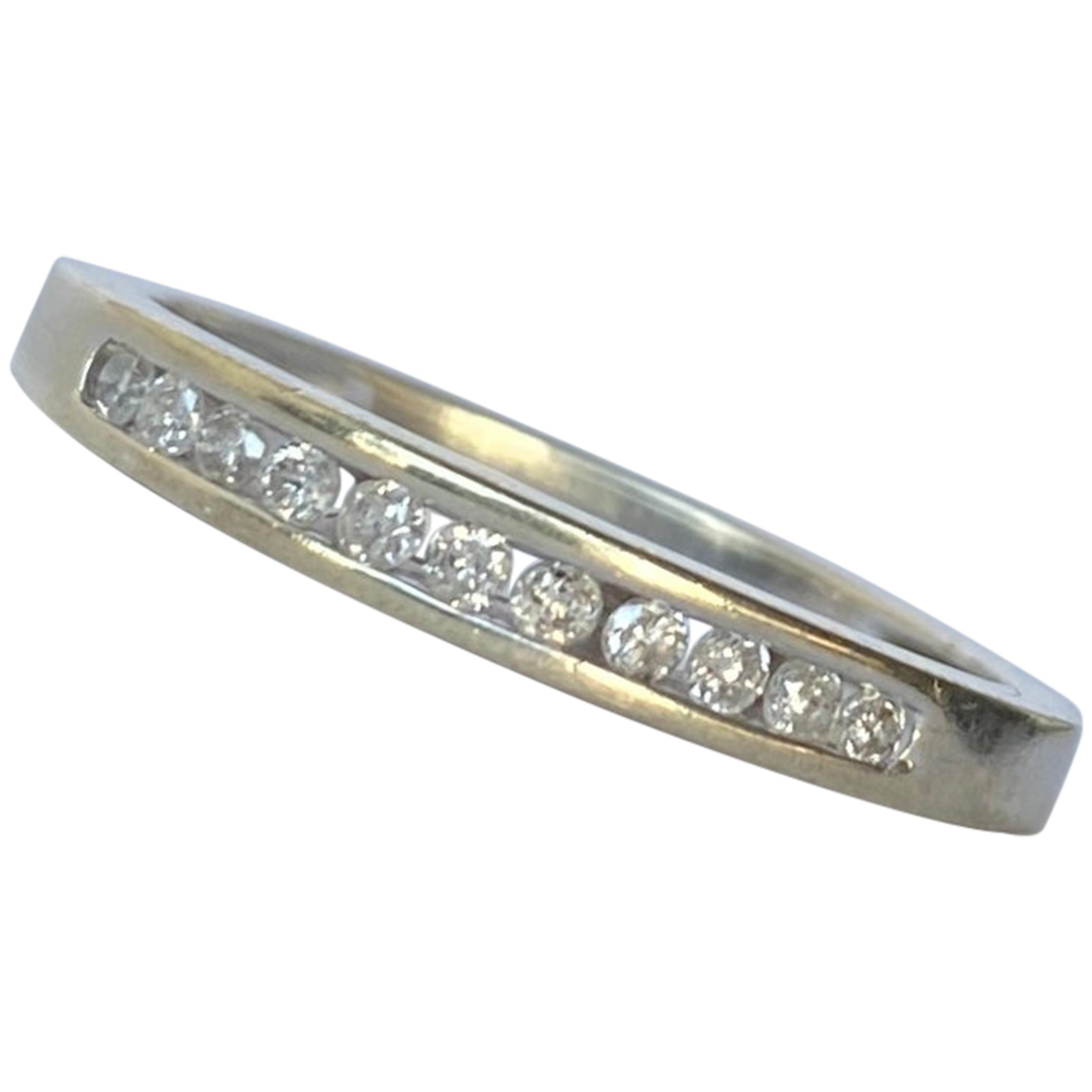 Media alianza vintage de diamantes y oro blanco de 9 quilates
