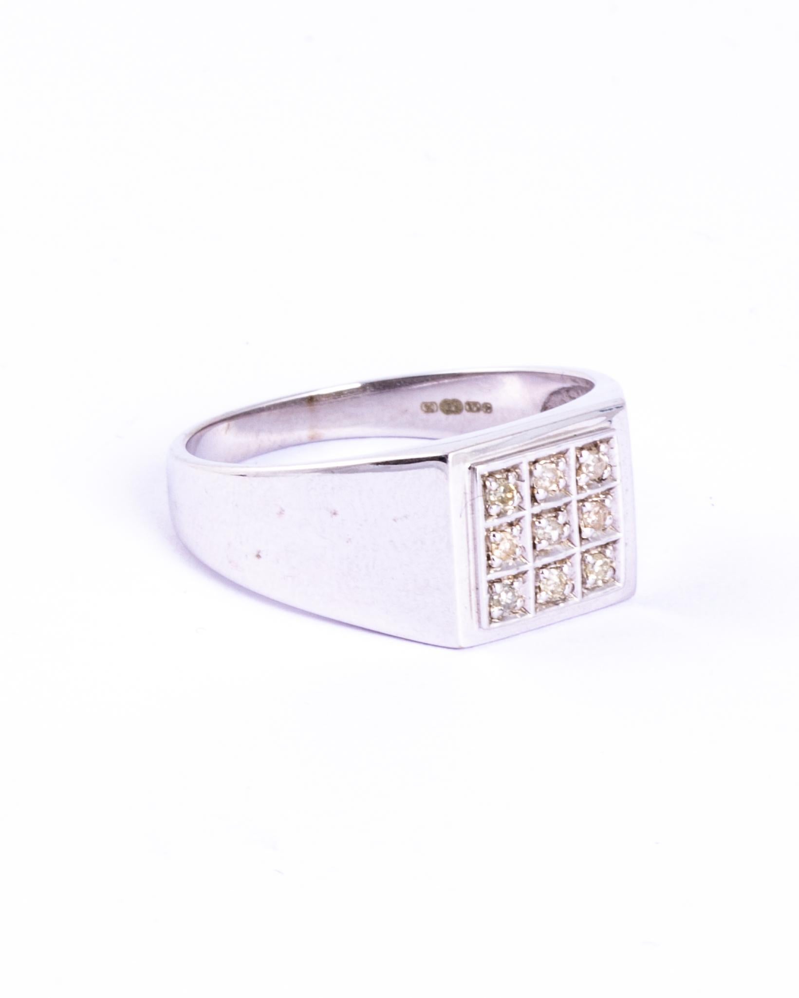 Este anillo de sello está modelado en oro blanco de 9 ct, perfectamente complementado con diamantes. El peso total en quilates es de aproximadamente 25 pts. Fabricado en Birmingham, Inglaterra. 

Tamaño del anillo: S o 9 
Dimensiones de la cara: