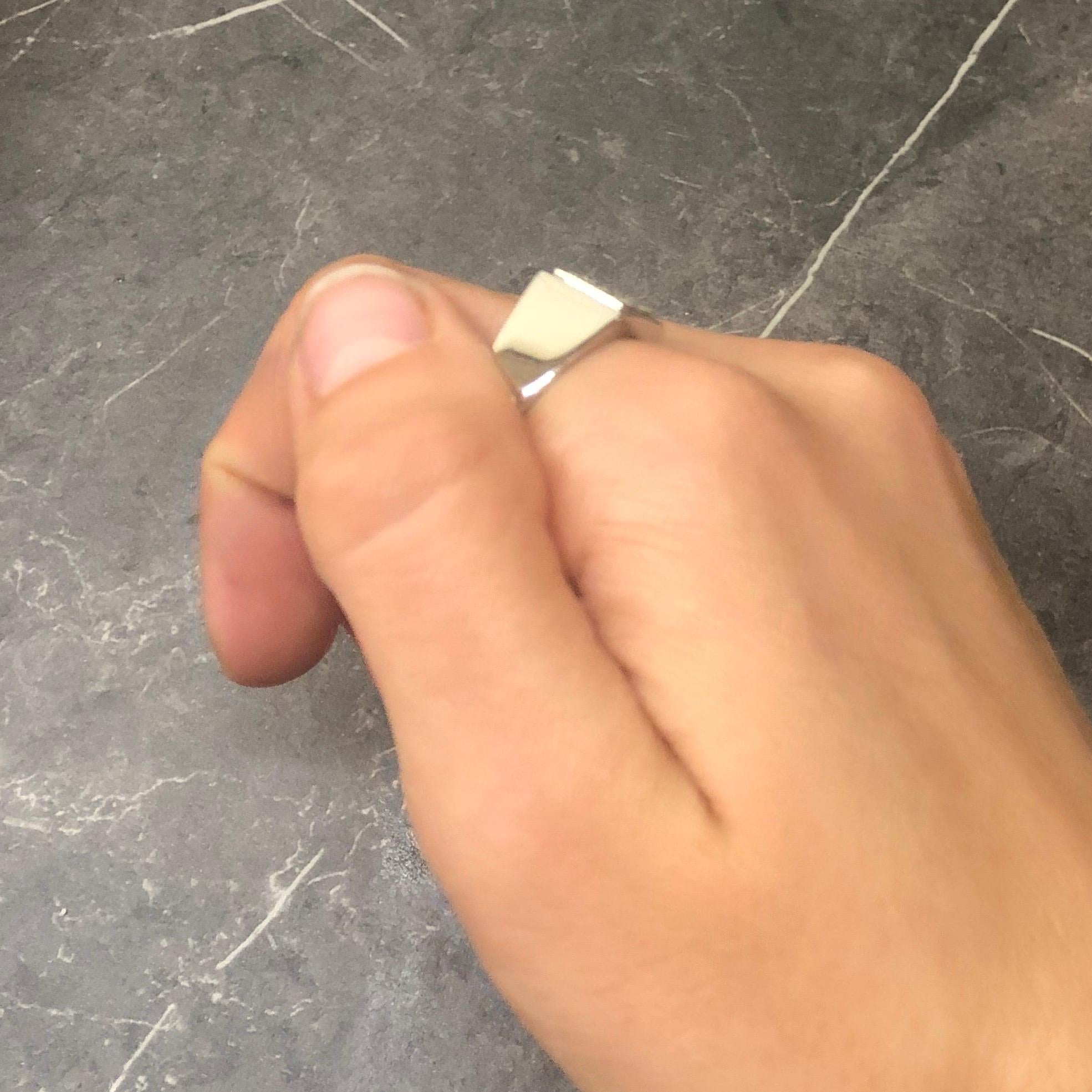 Femenino o masculino Anillo de sello vintage de diamantes y oro blanco de 9 quilates en venta