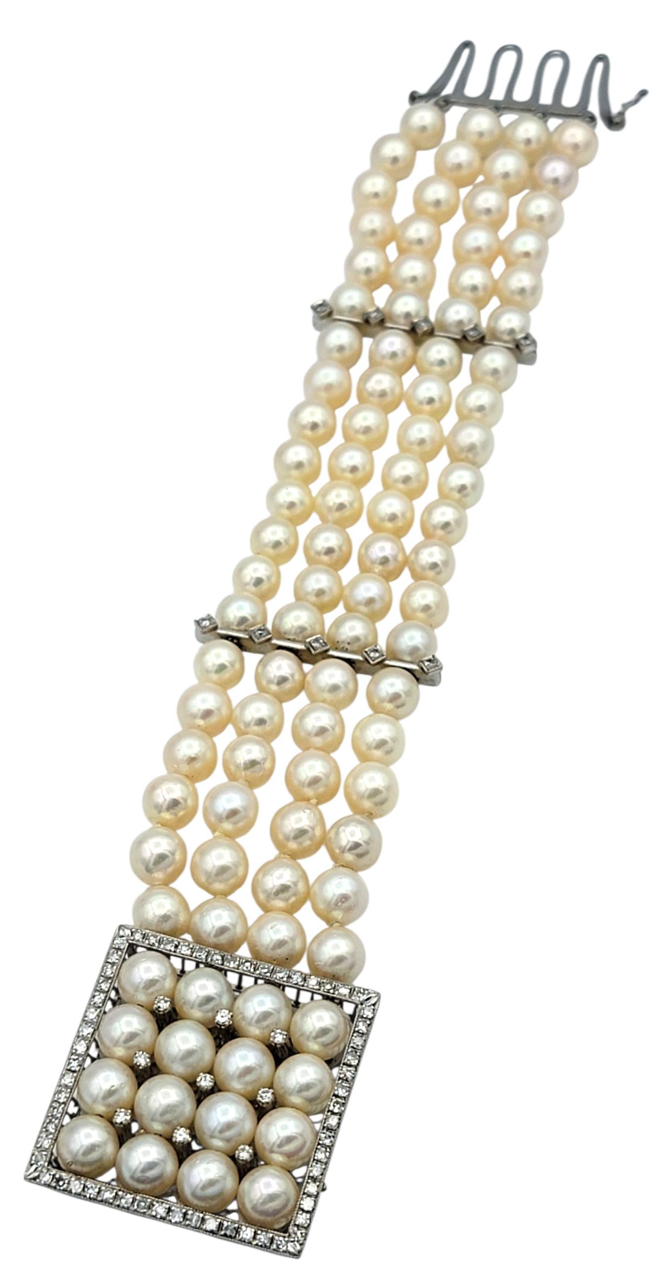 Ce bracelet vintage multi-brins dégage une sophistication intemporelle avec ses rangées de perles de culture Akoya d'un blanc lumineux, enfilées en harmonie parallèle. Au centre se trouve un fermoir carré orné d'une grille de perles assorties,