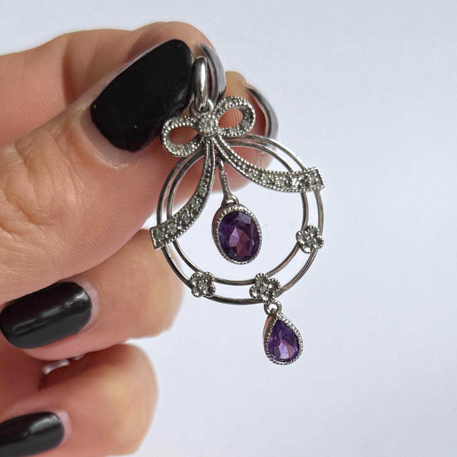 Anhänger aus 9 Karat Weißgold mit Diamanten und Amethysten (Alteuropäischer Schliff) im Angebot